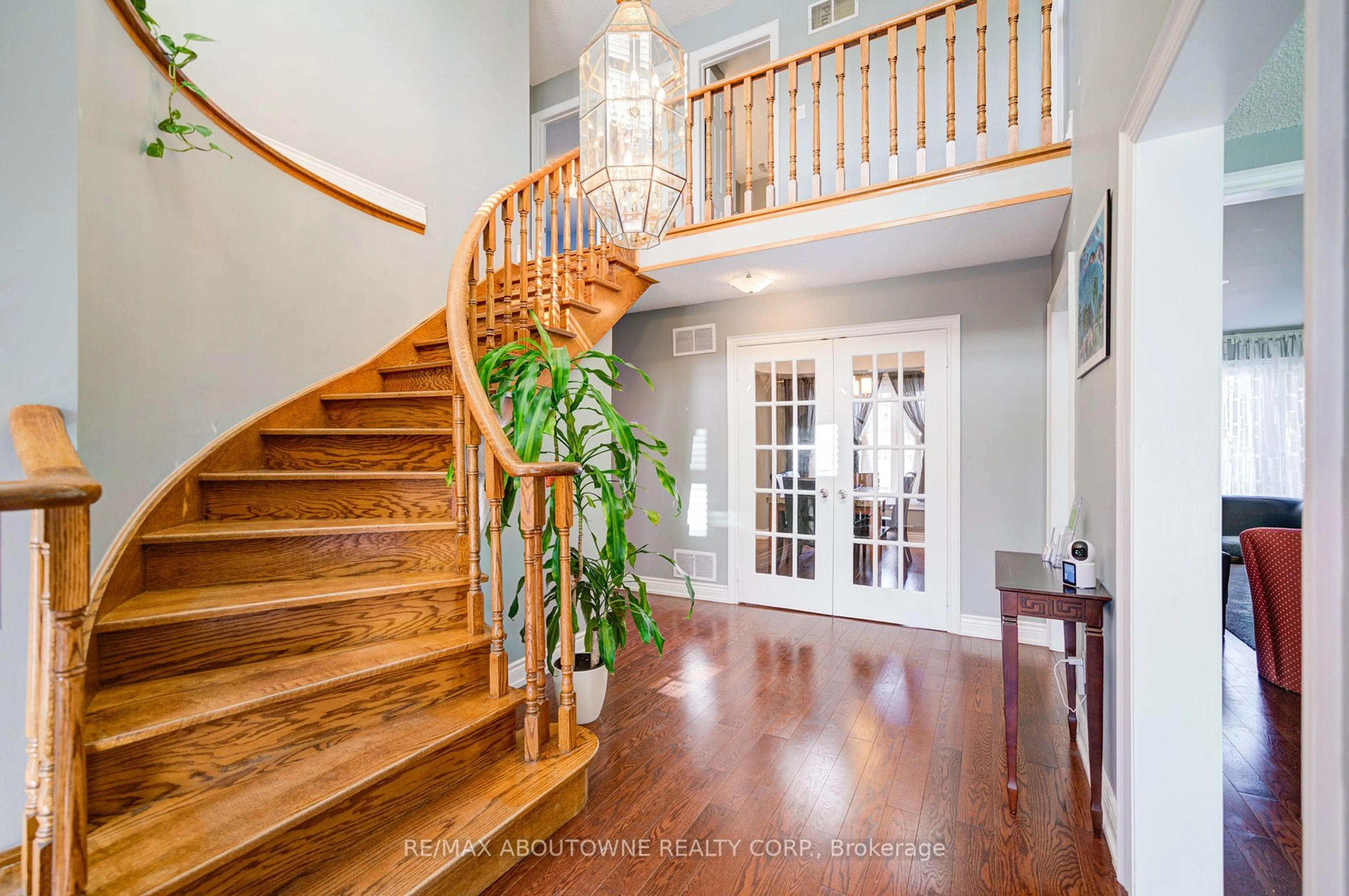 Indoor entryway for 1186 Windrush Dr, Oakville Ontario L6M 1T9