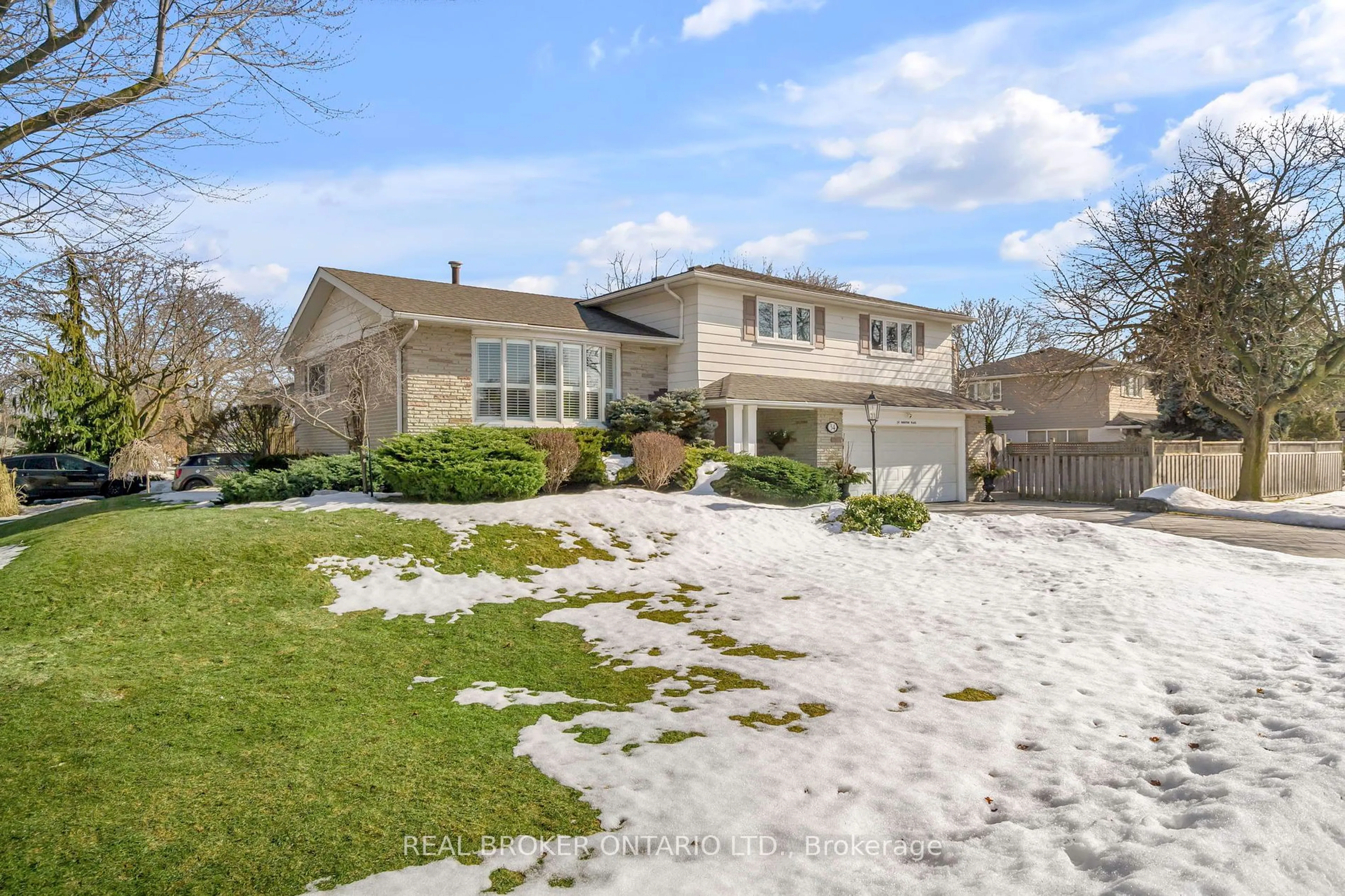 A pic from outside/outdoor area/front of a property/back of a property/a pic from drone, street for 34 Parkview Pl, Brampton Ontario L6W 2G3