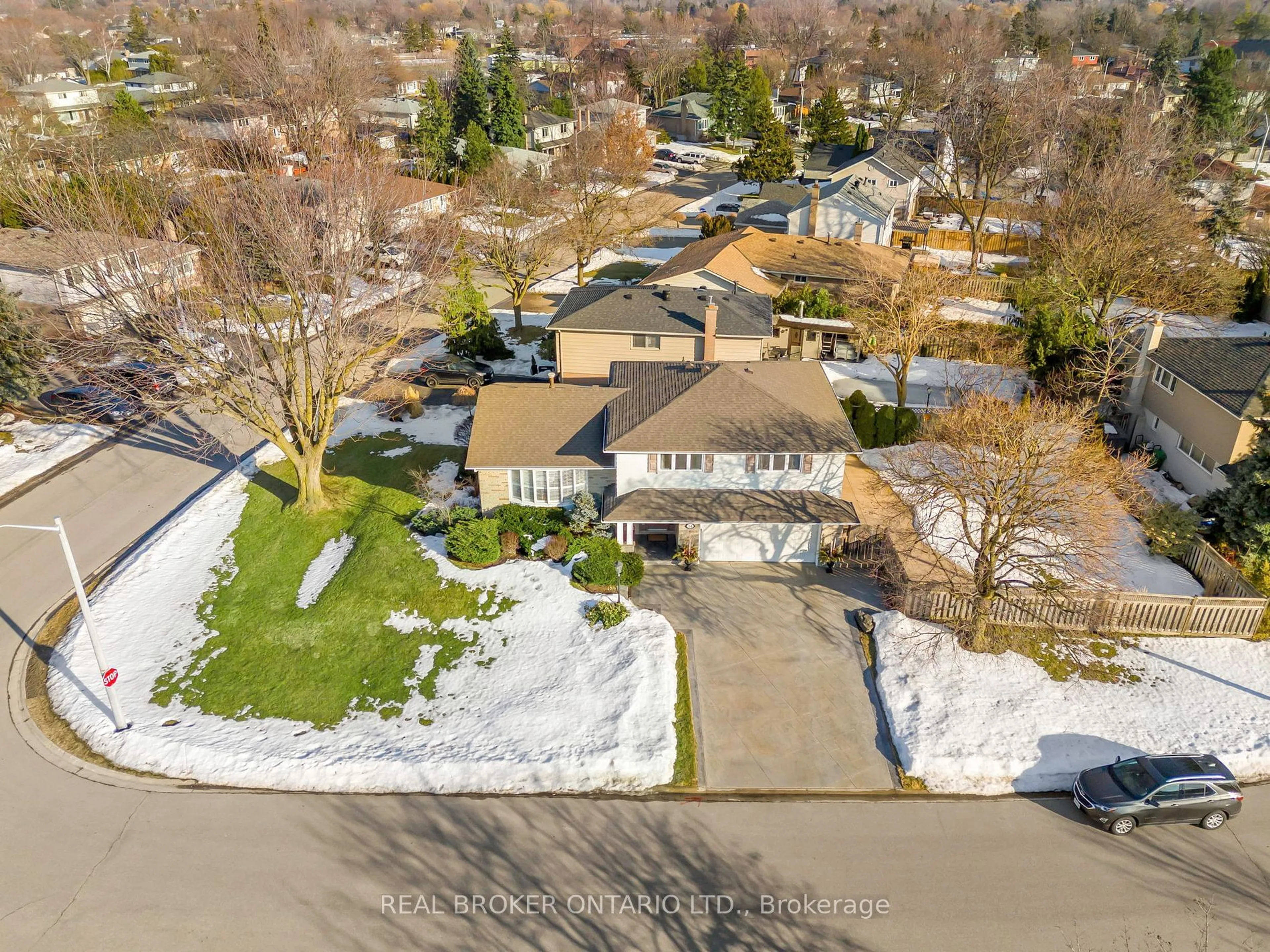 A pic from outside/outdoor area/front of a property/back of a property/a pic from drone, street for 34 Parkview Pl, Brampton Ontario L6W 2G3