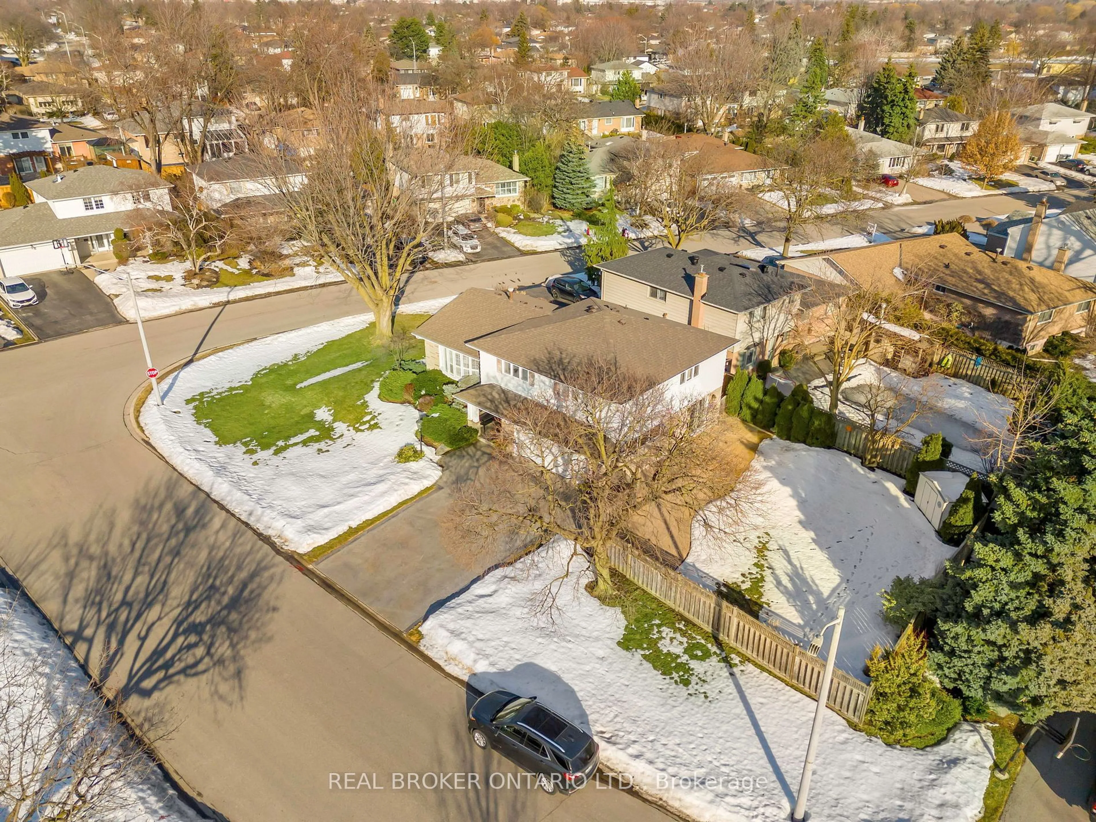 A pic from outside/outdoor area/front of a property/back of a property/a pic from drone, unknown for 34 Parkview Pl, Brampton Ontario L6W 2G3