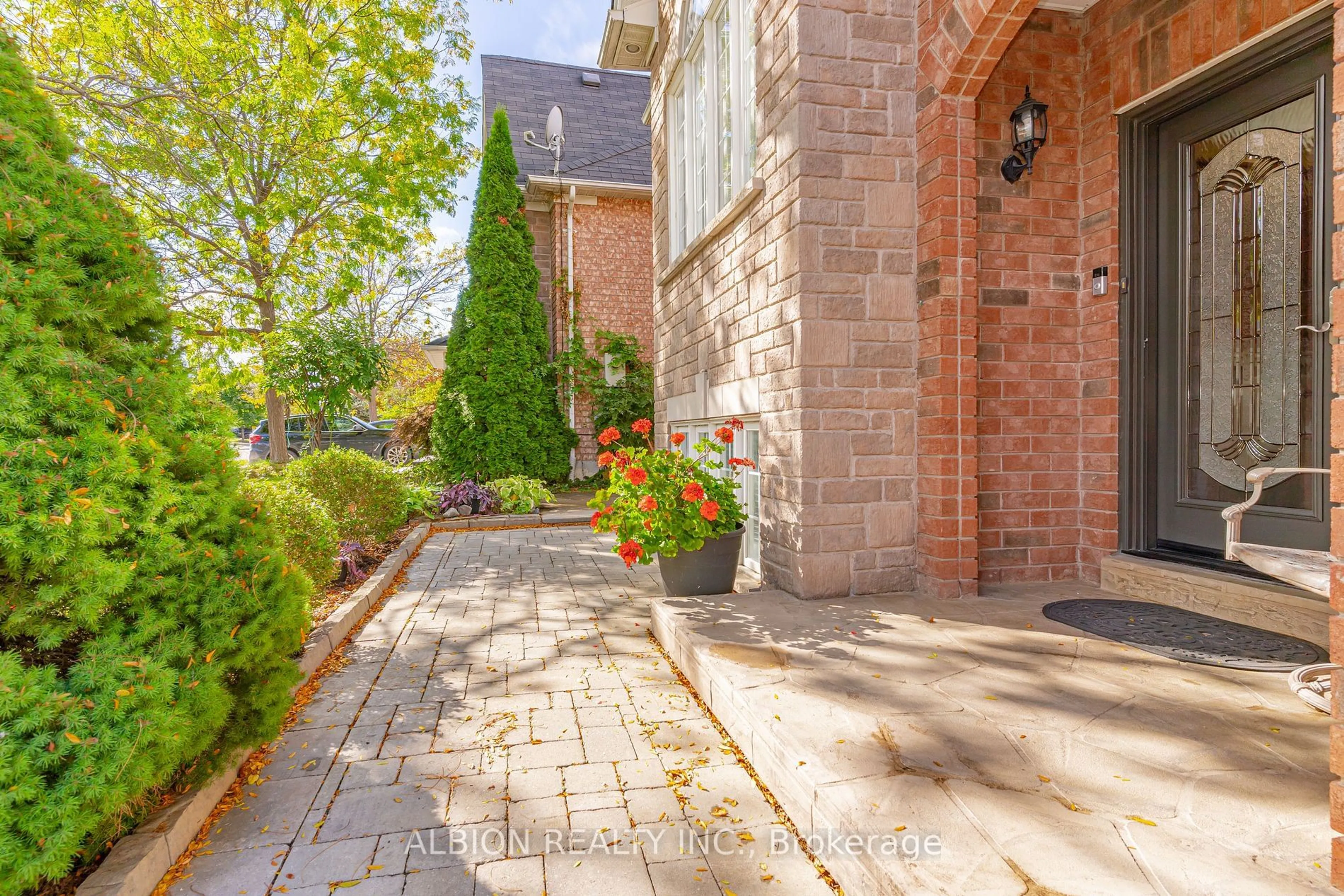 Patio, street for 30 Rushbrook Dr, Brampton Ontario L6P 1E4