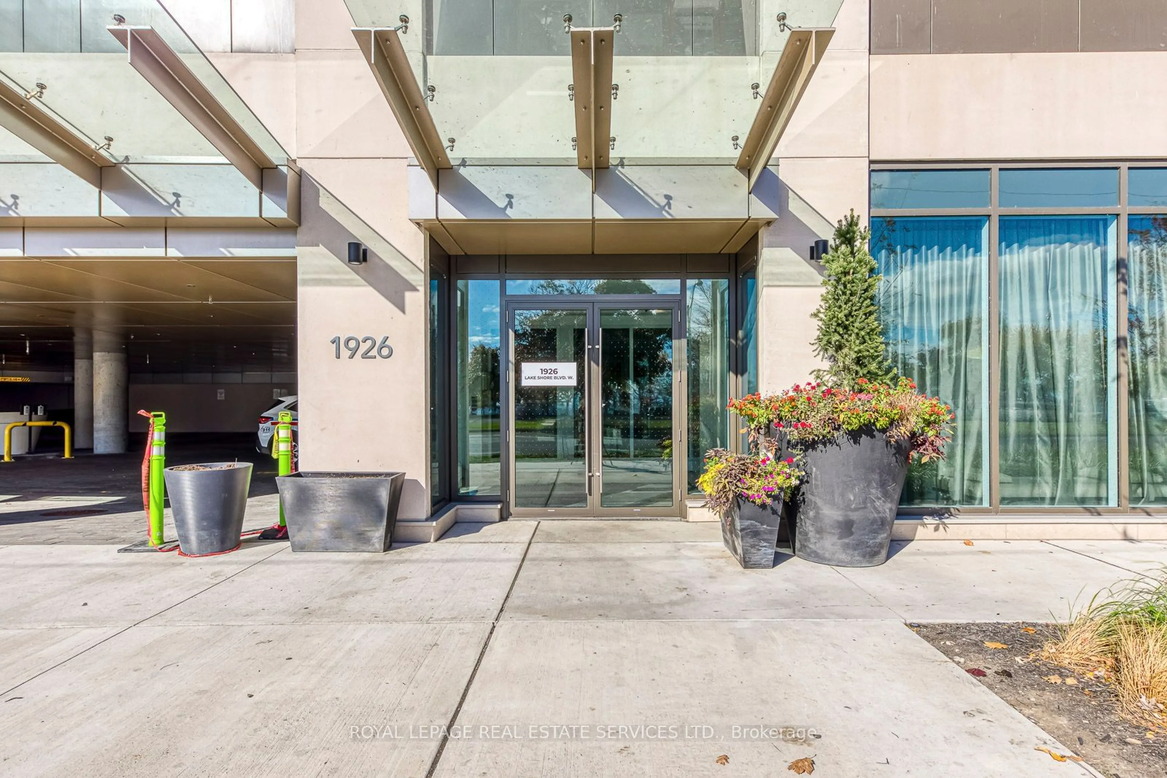 Indoor foyer for 1926 Lake Shore Blvd #2912, Toronto Ontario M6S 1A1