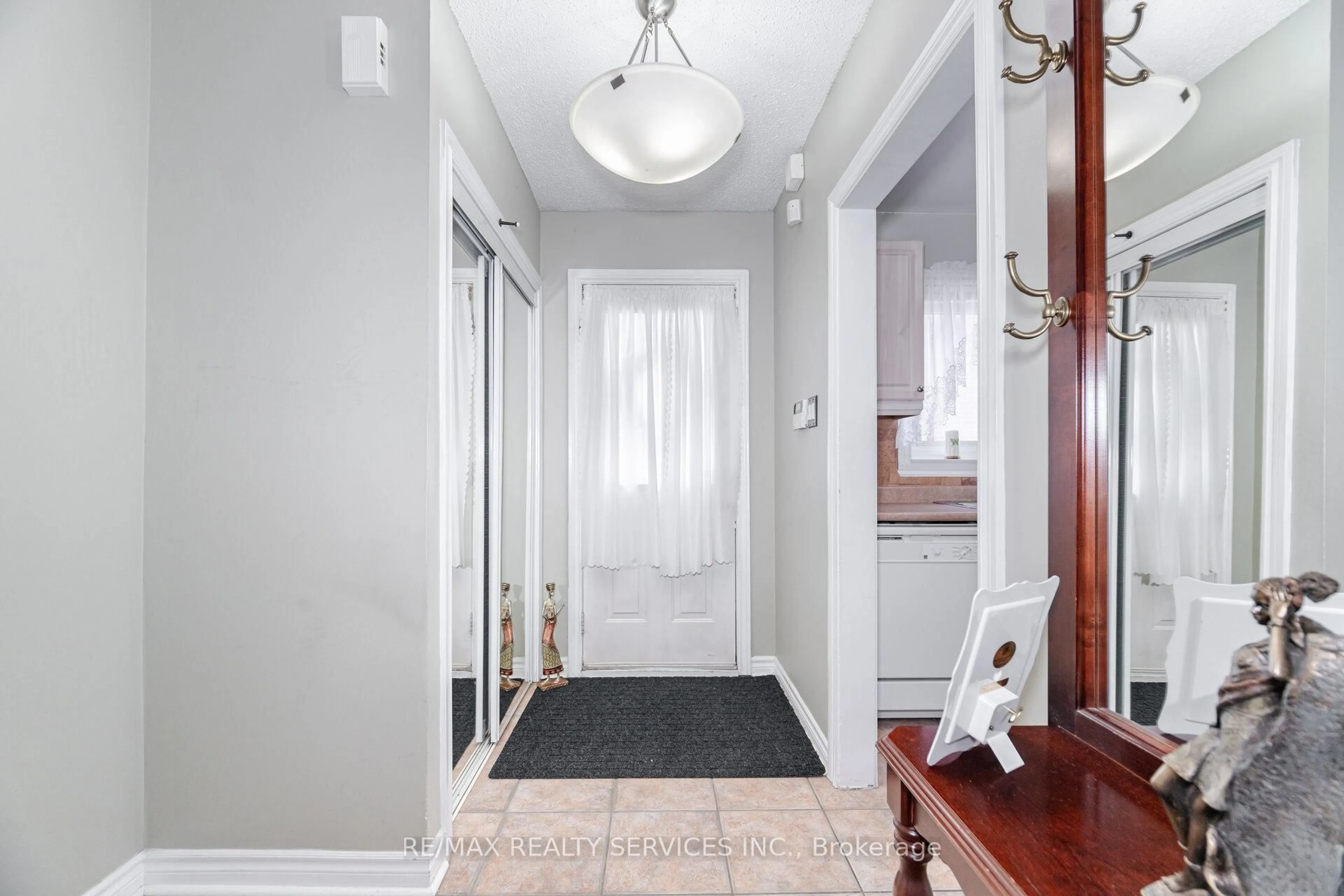 Indoor entryway for 19 Town House Cres, Brampton Ontario L6W 3C3