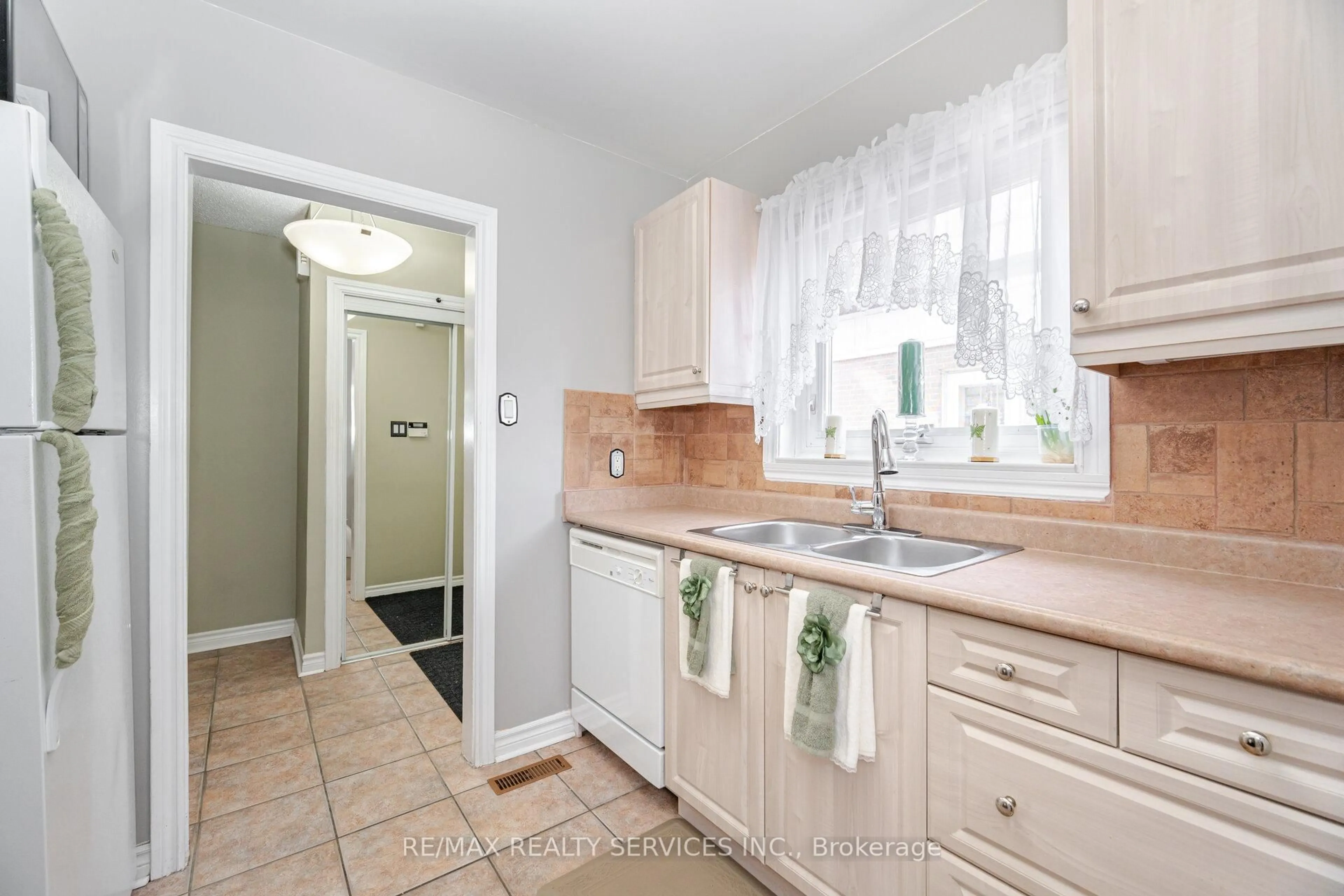 Standard kitchen, ceramic/tile floor for 19 Town House Cres, Brampton Ontario L6W 3C3