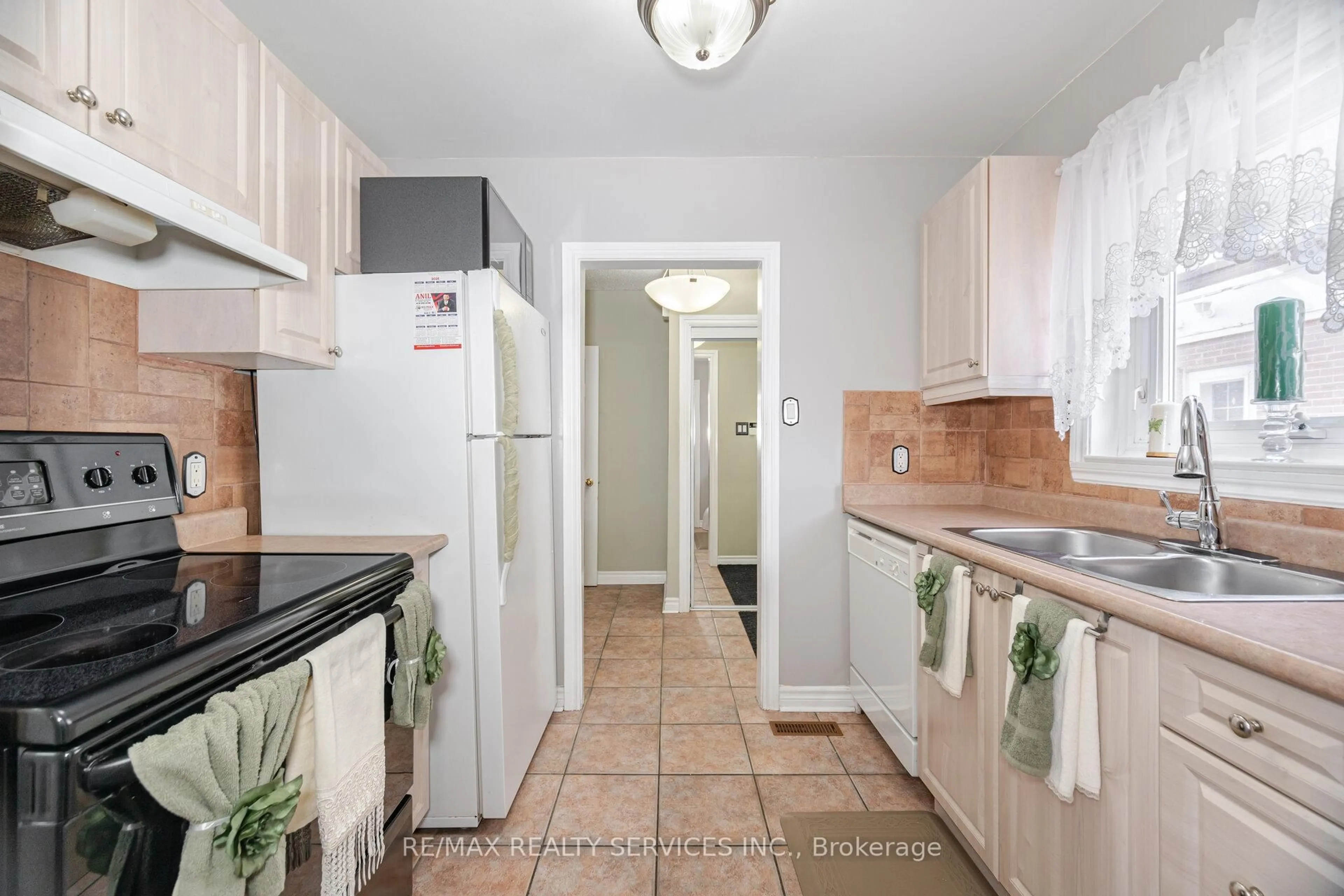 Standard kitchen, unknown for 19 Town House Cres, Brampton Ontario L6W 3C3