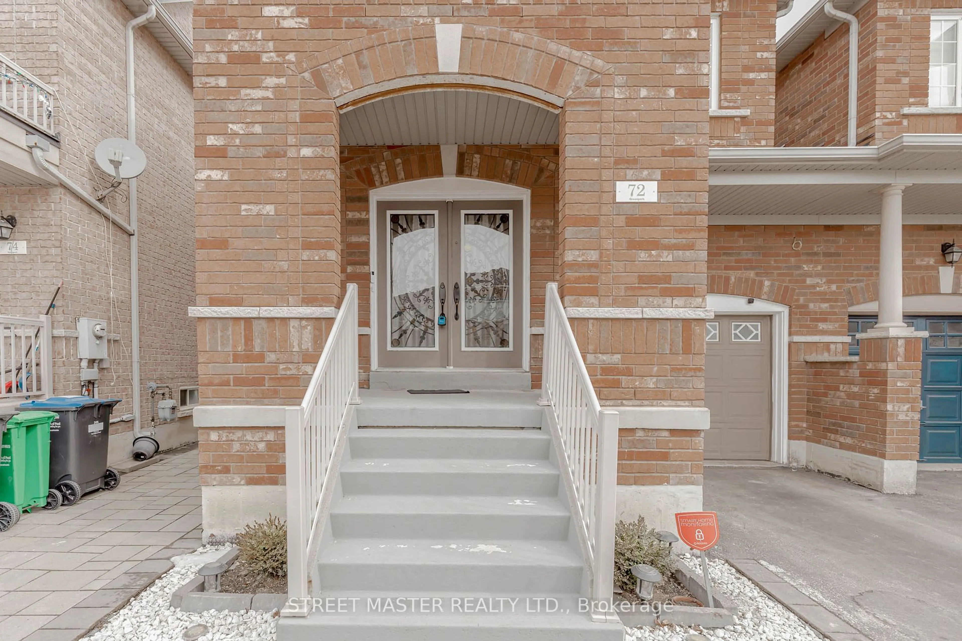 Indoor entryway for 72 Newington Cres, Brampton Ontario L6P 3G1