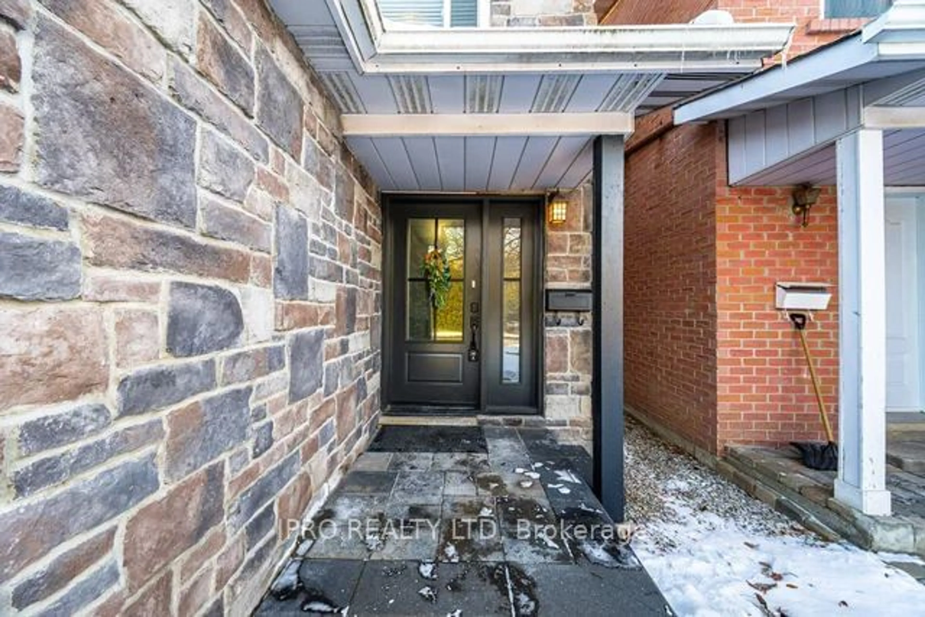 Indoor entryway for 14 Royal Palm Dr, Brampton Ontario L6Z 1P5