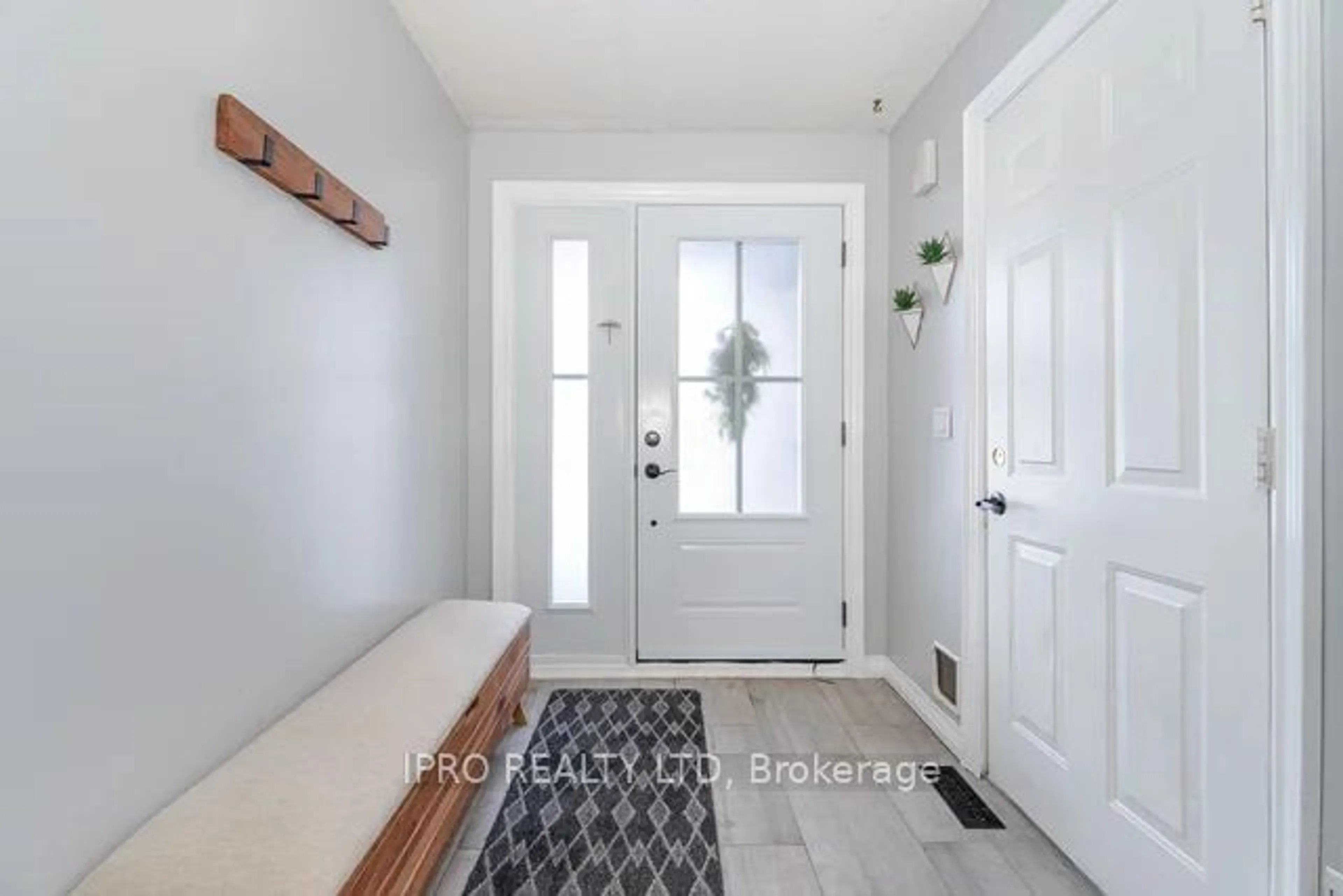 Indoor entryway for 14 Royal Palm Dr, Brampton Ontario L6Z 1P5