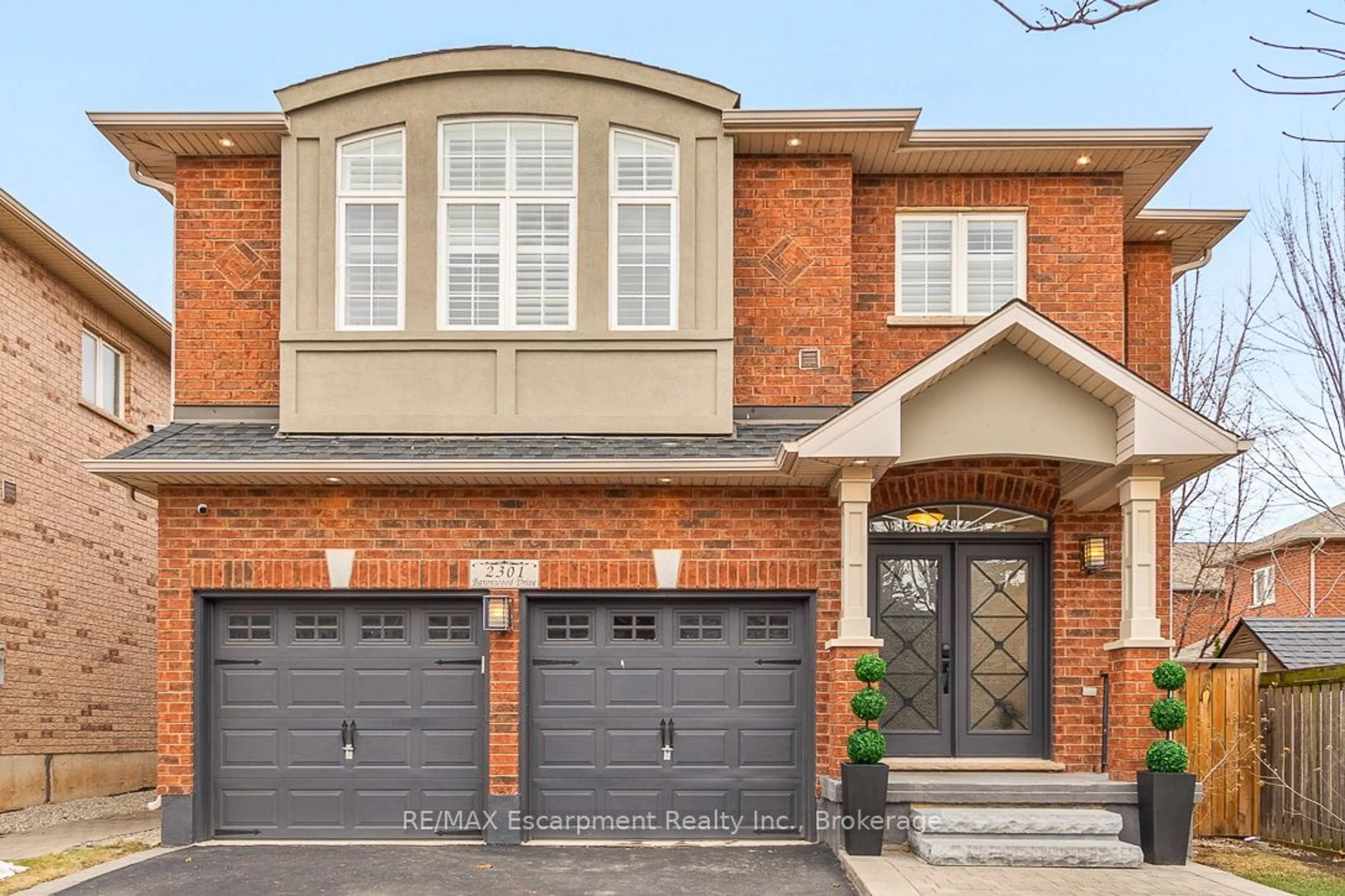 Home with brick exterior material, street for 2301 Baronwood Dr, Oakville Ontario L6M 4Z6