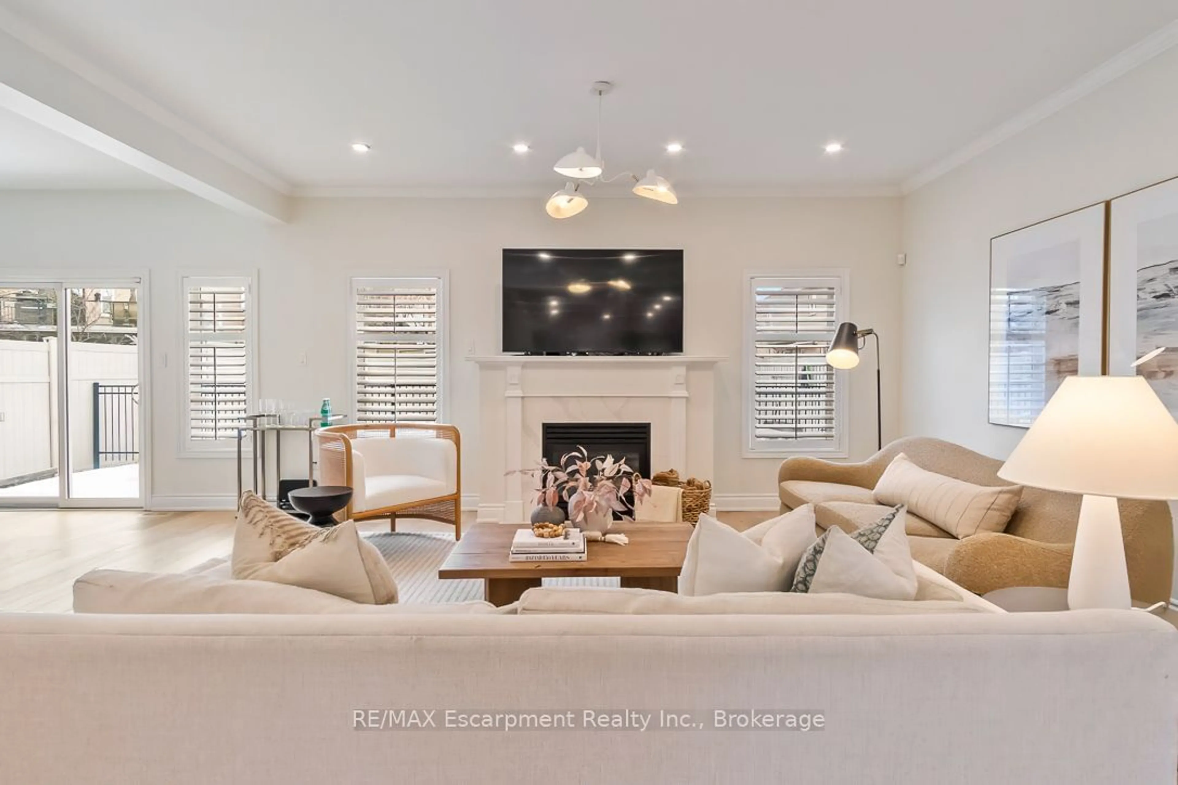 Living room with furniture, unknown for 2301 Baronwood Dr, Oakville Ontario L6M 4Z6