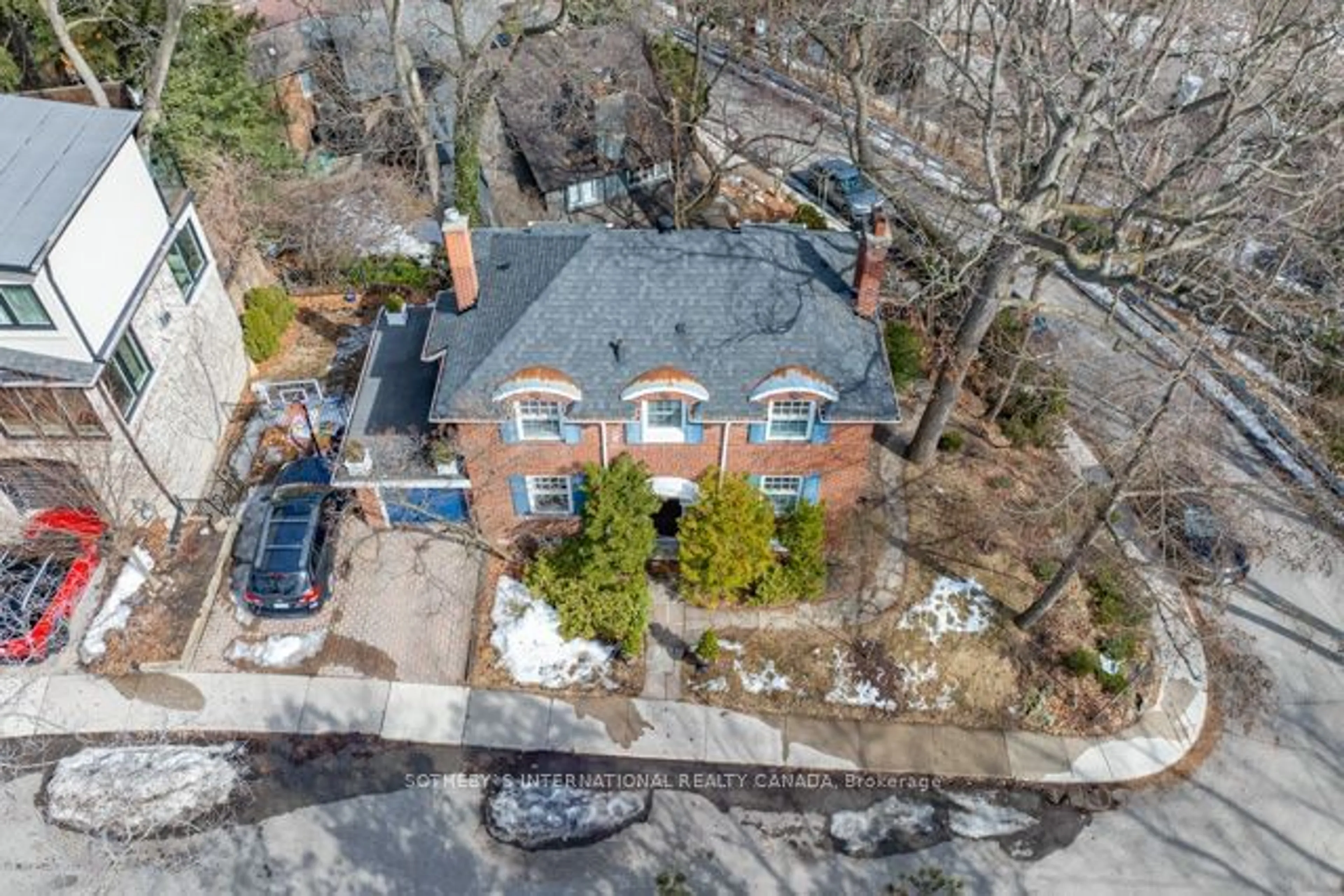 A pic from outside/outdoor area/front of a property/back of a property/a pic from drone, street for 1 HARCROFT Rd, Toronto Ontario M6S 2V8