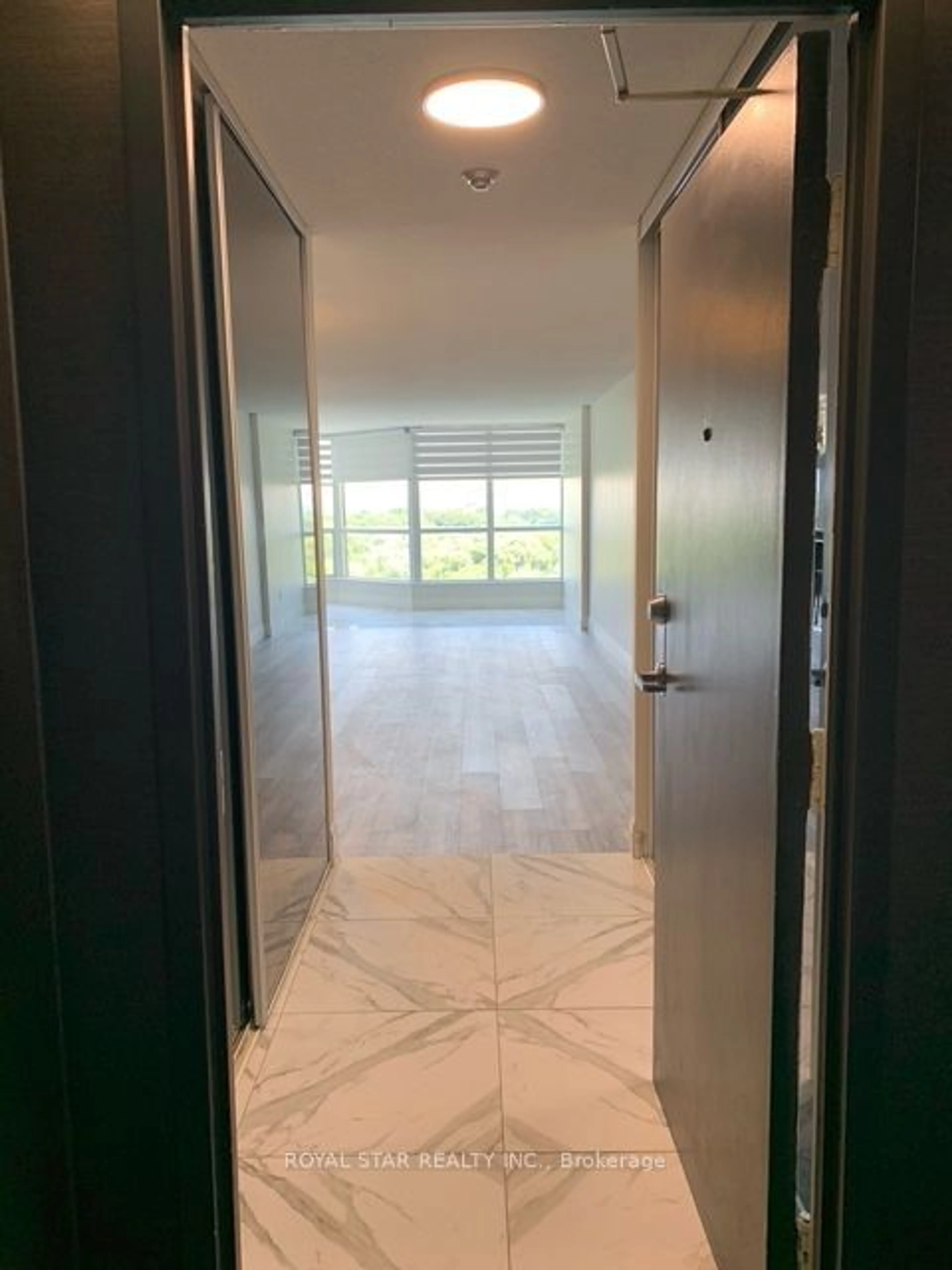 Indoor foyer for 3 Rowntree Rd #805, Toronto Ontario M9V 5G8