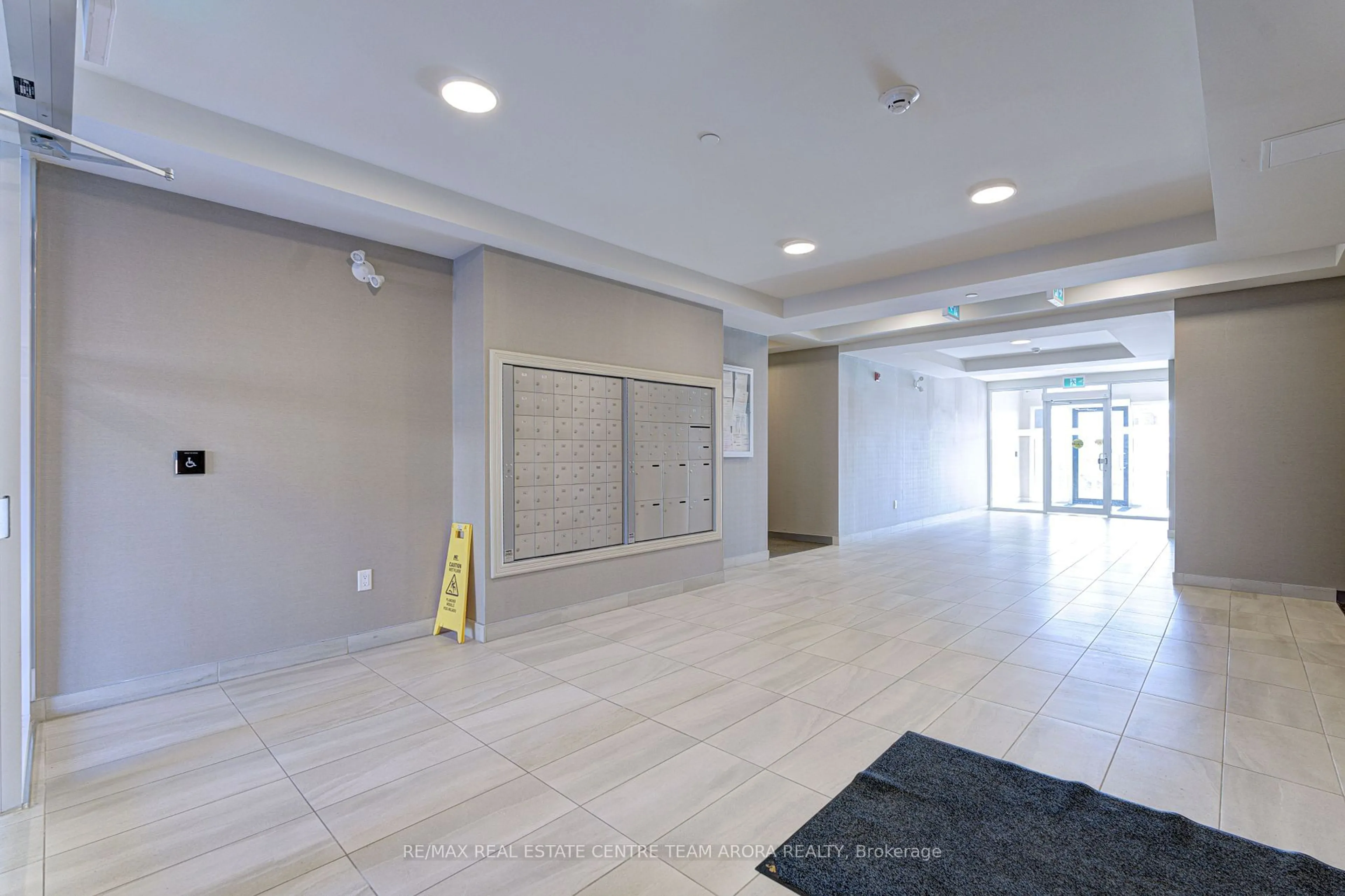 Indoor foyer for 62 Sky Harbour Dr #405, Brampton Ontario L6Y 6J2