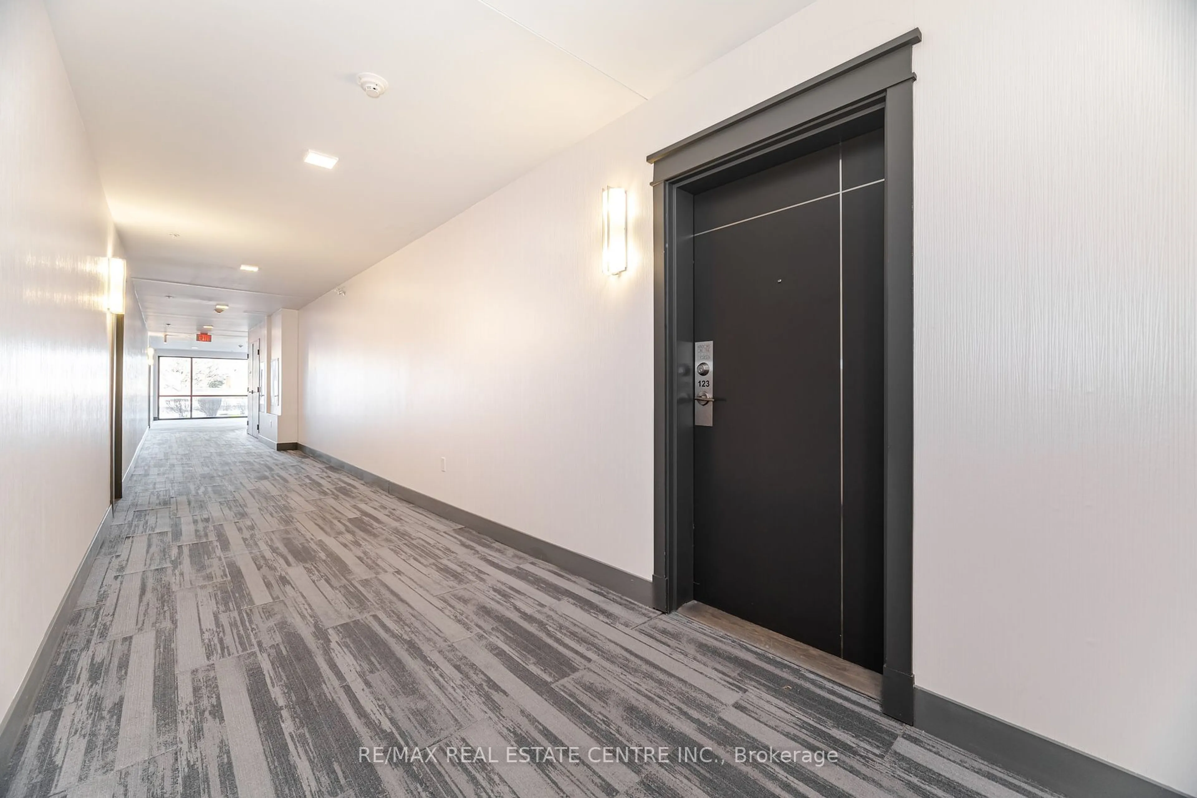 Indoor foyer for 3170 Erin Mills Pkwy #123, Mississauga Ontario L5L 1W8