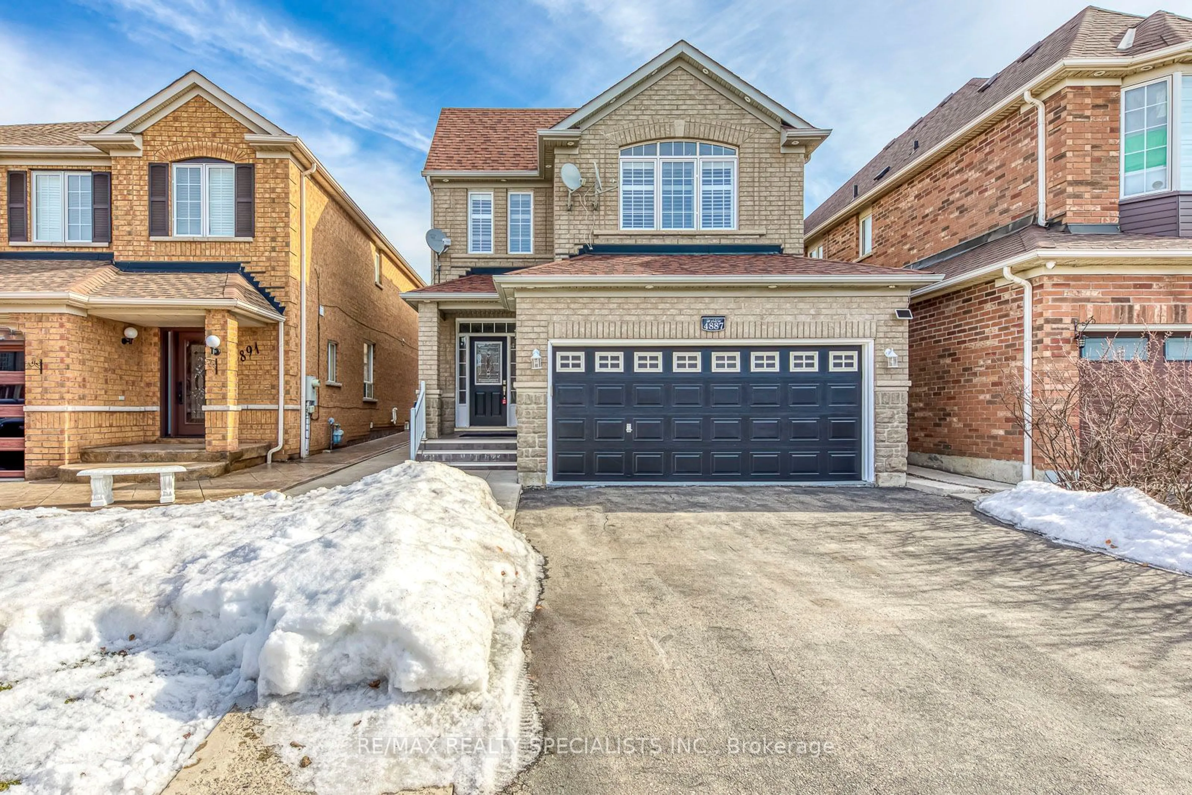 Home with brick exterior material, street for 4877 Marble Arch Mews, Mississauga Ontario L5M 7P7