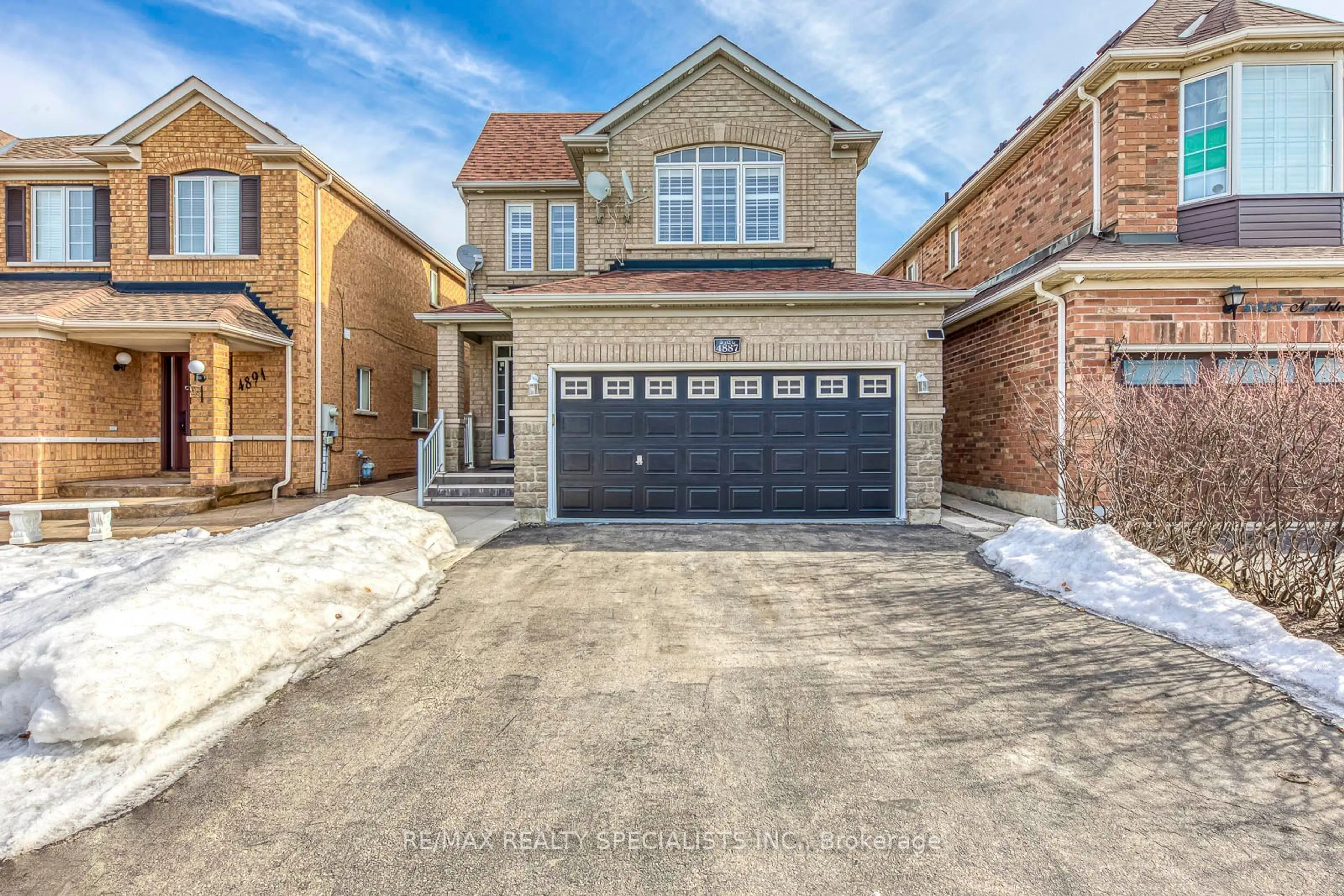 Home with brick exterior material, street for 4877 Marble Arch Mews, Mississauga Ontario L5M 7P7