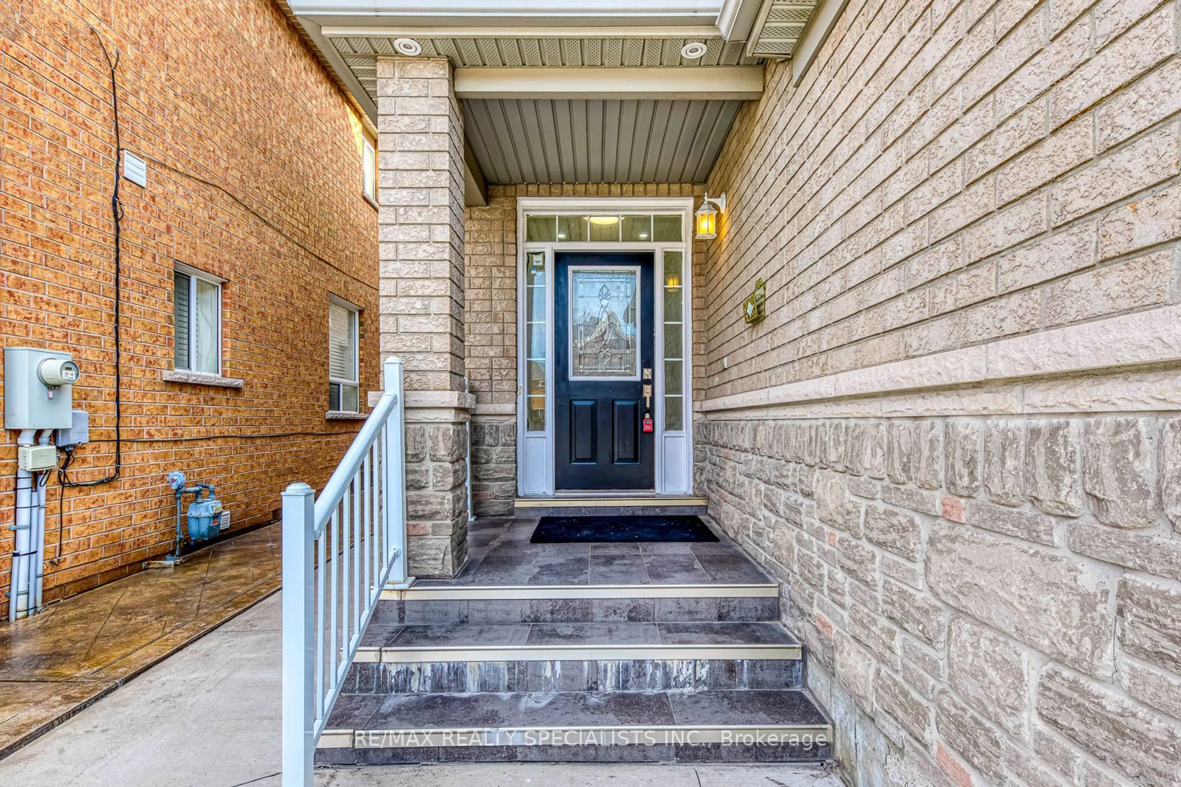 Indoor entryway for 4877 Marble Arch Mews, Mississauga Ontario L5M 7P7