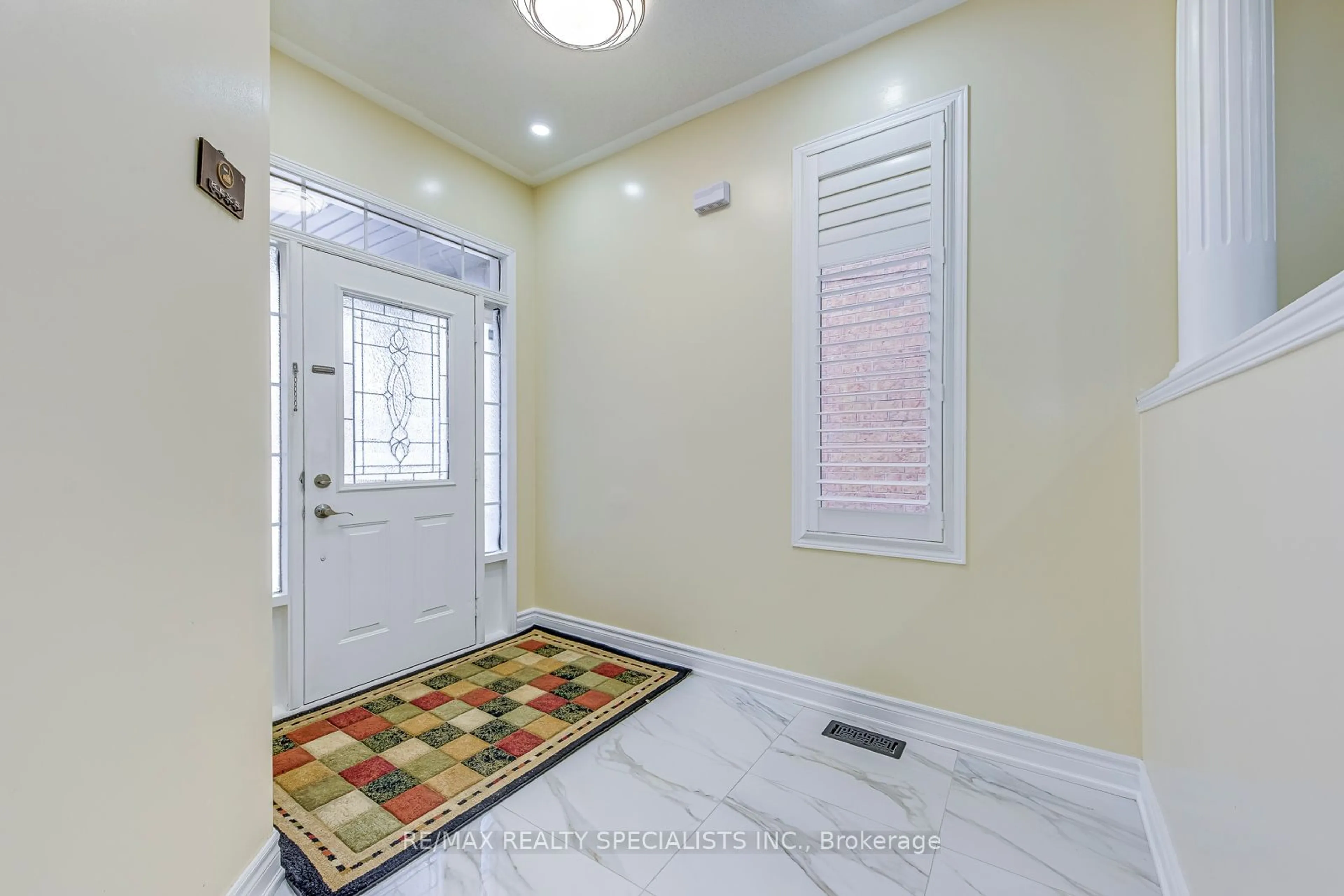 Indoor entryway for 4877 Marble Arch Mews, Mississauga Ontario L5M 7P7