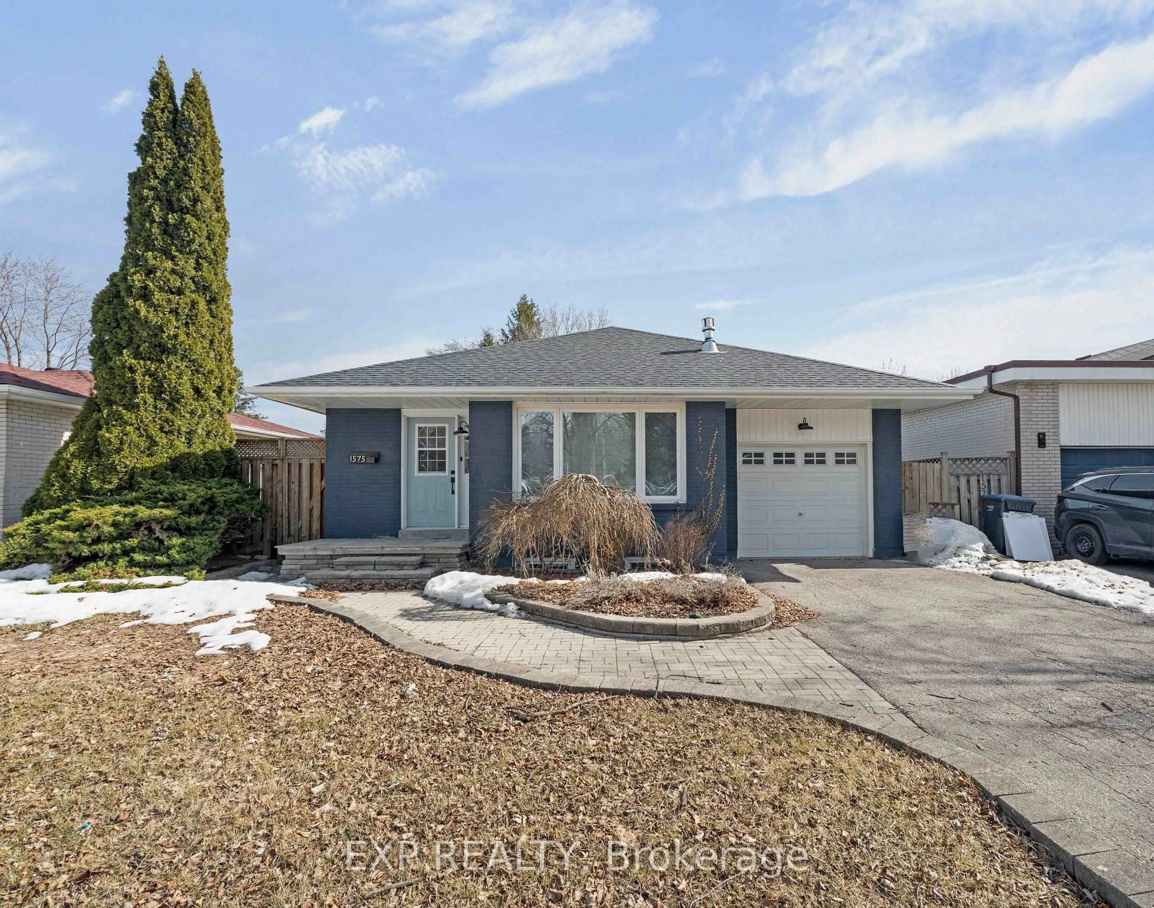 Home with vinyl exterior material, street for 1575 Lewisham Dr, Mississauga Ontario L5J 3R2