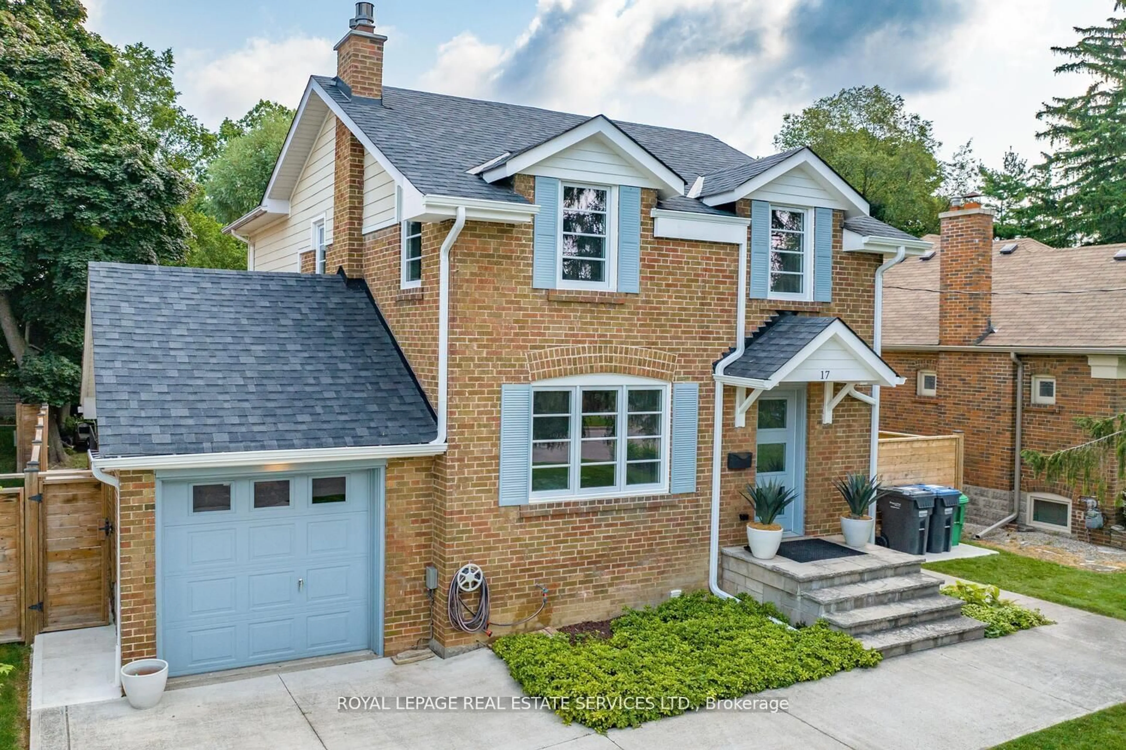Home with brick exterior material, street for 17 Cumberland Dr, Mississauga Ontario L5G 3M7