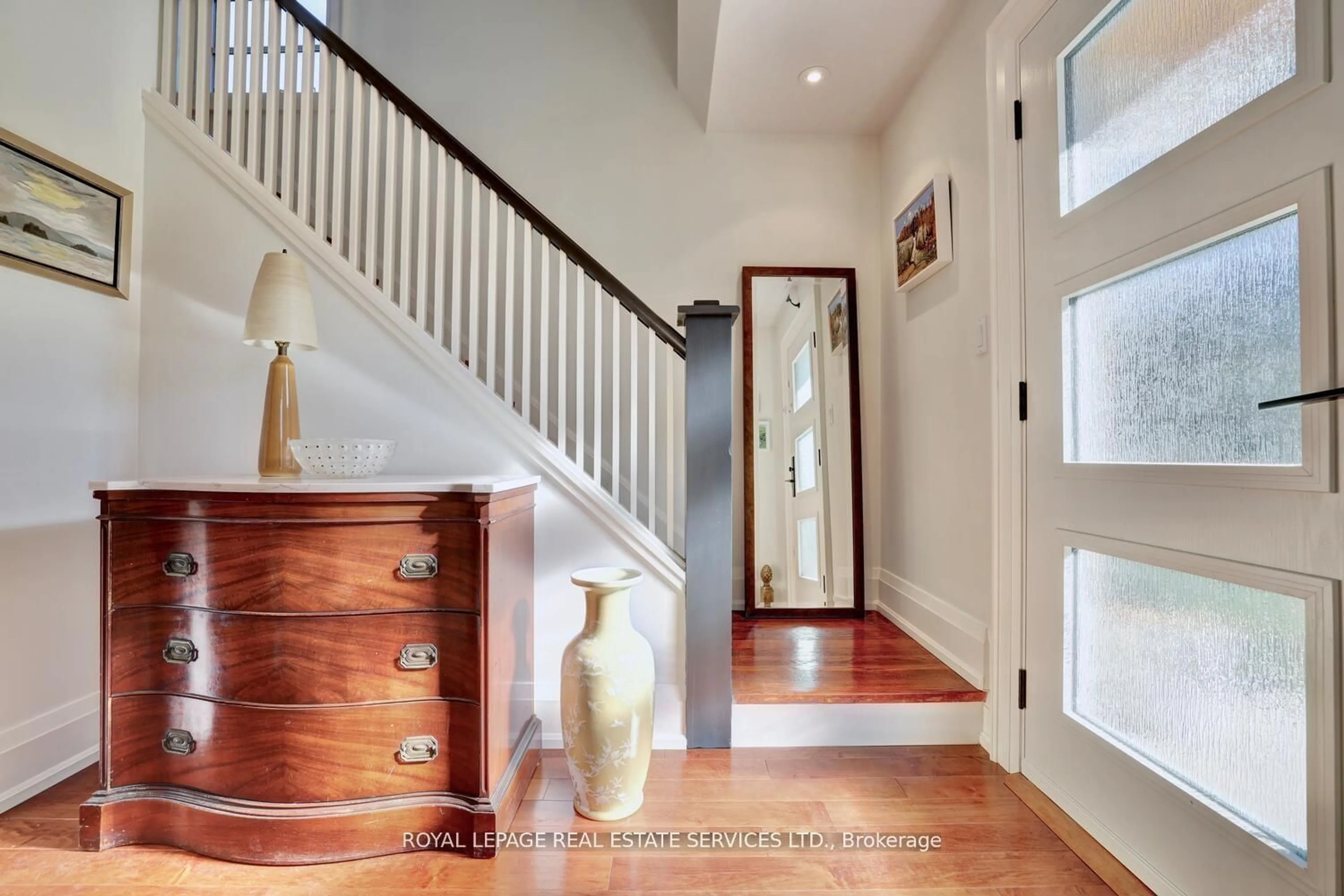 Indoor entryway for 17 Cumberland Dr, Mississauga Ontario L5G 3M7