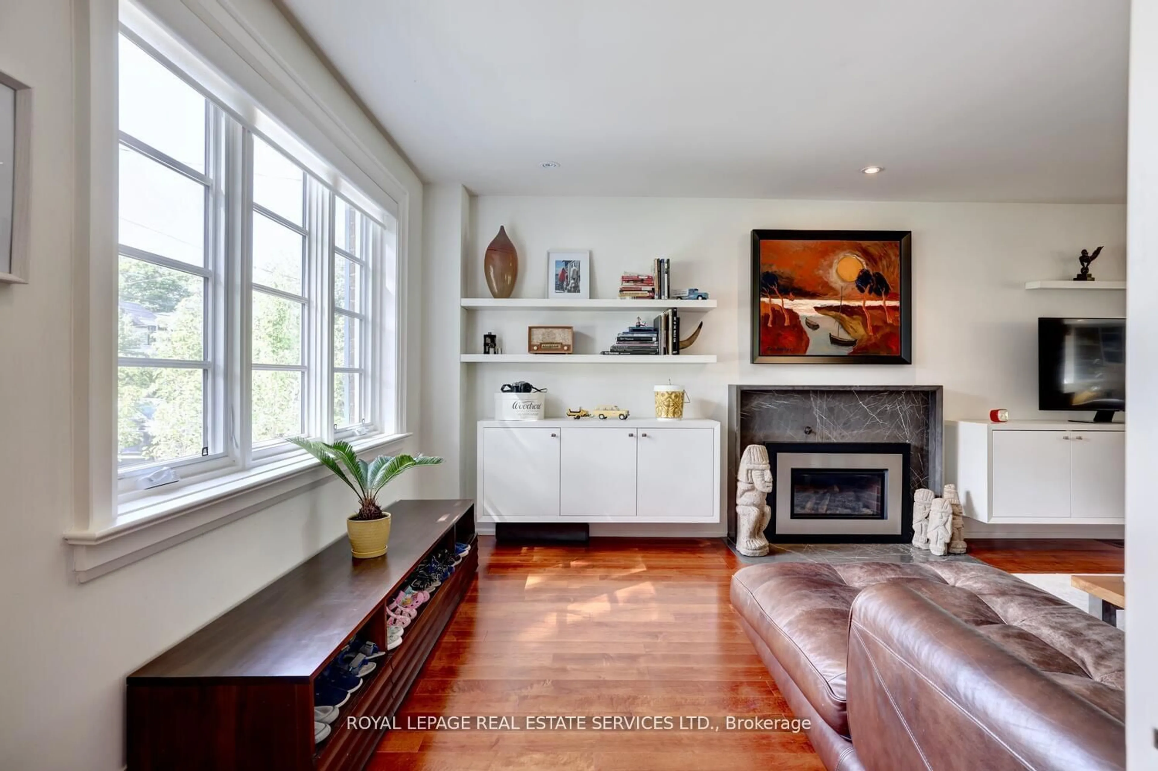 Living room with furniture, unknown for 17 Cumberland Dr, Mississauga Ontario L5G 3M7