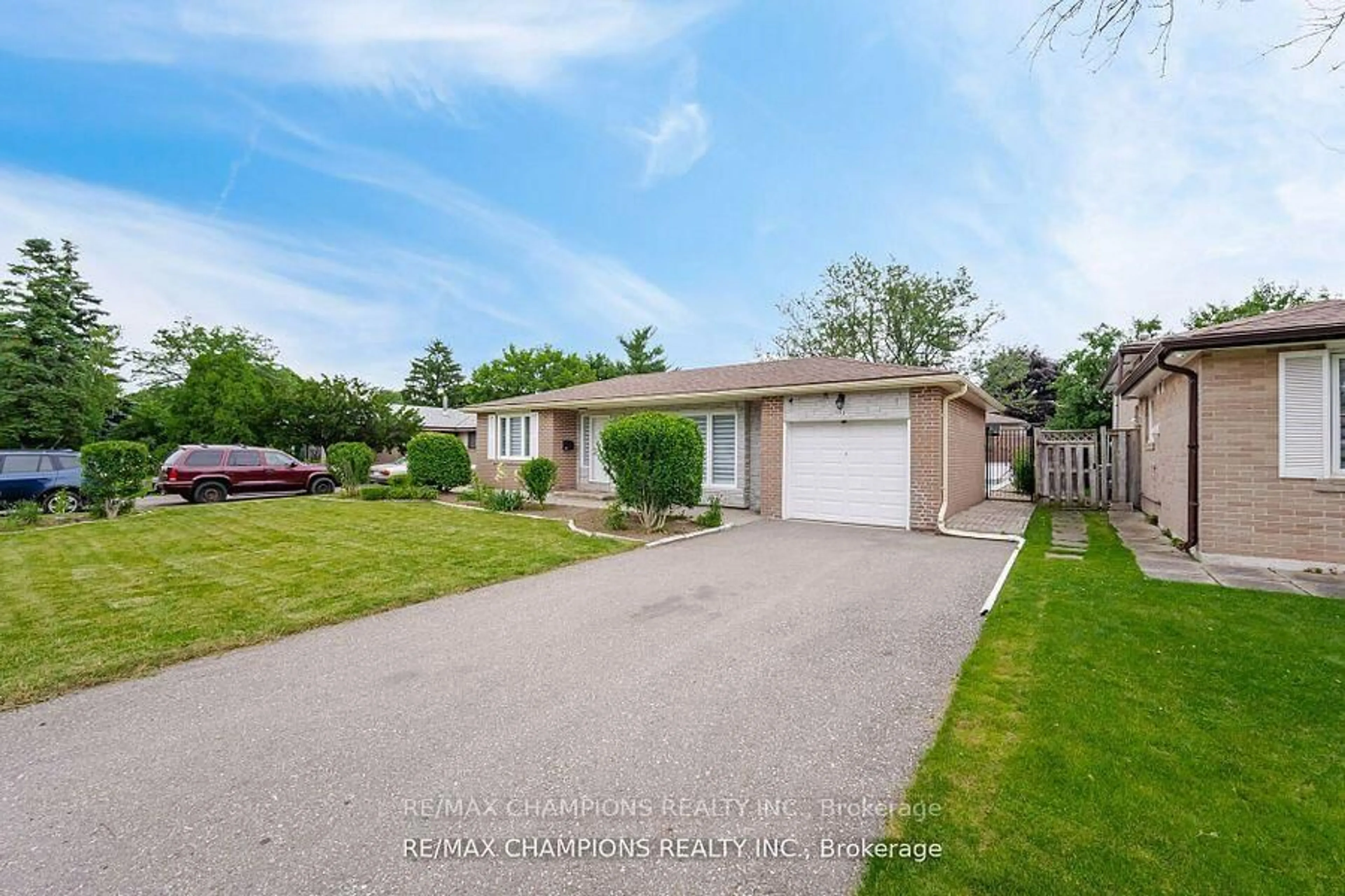 A pic from outside/outdoor area/front of a property/back of a property/a pic from drone, street for 53 Beechwood Cres, Brampton Ontario L6T 1X9