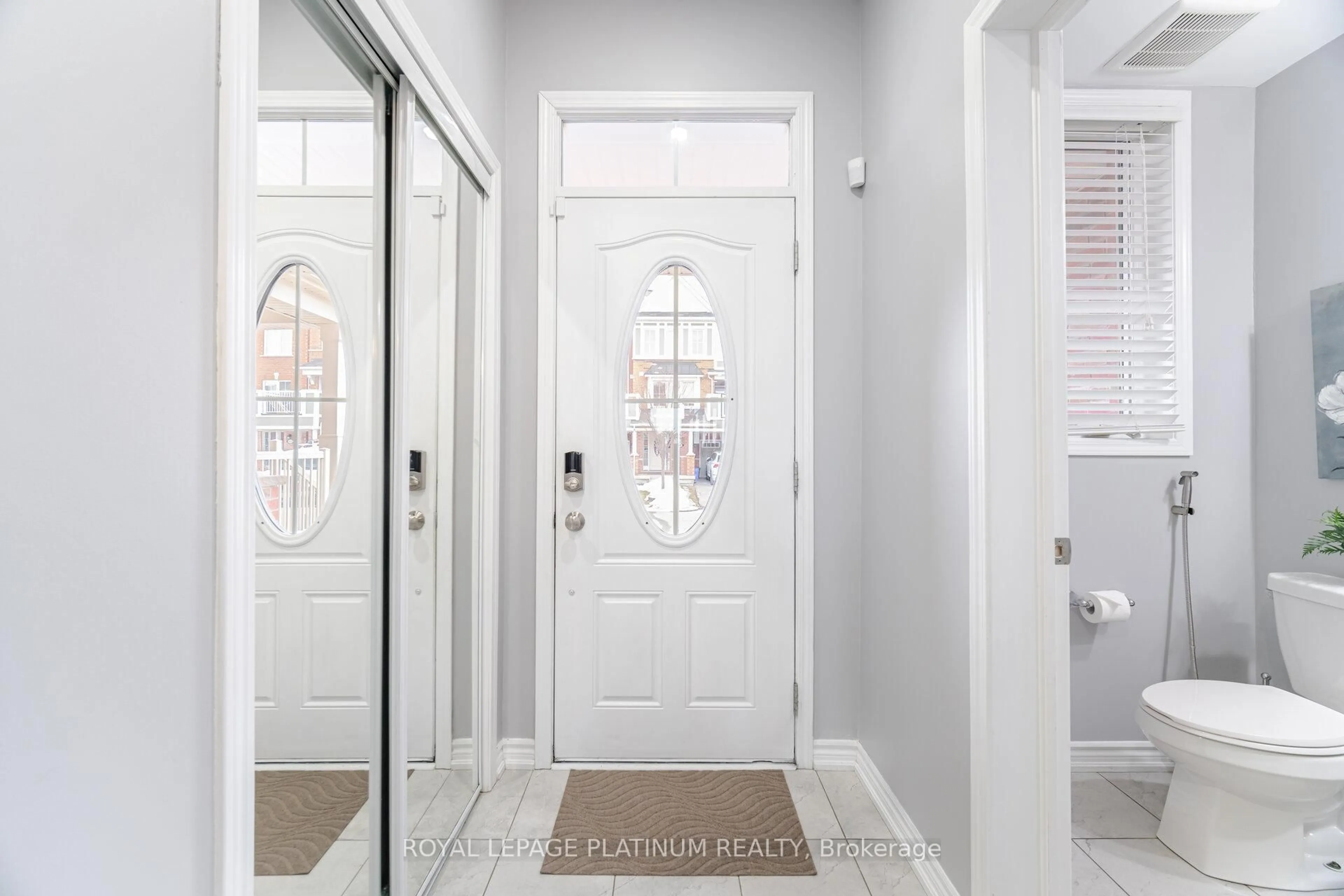 Indoor entryway for 624 Laking Terr, Milton Ontario L9T 0Y8