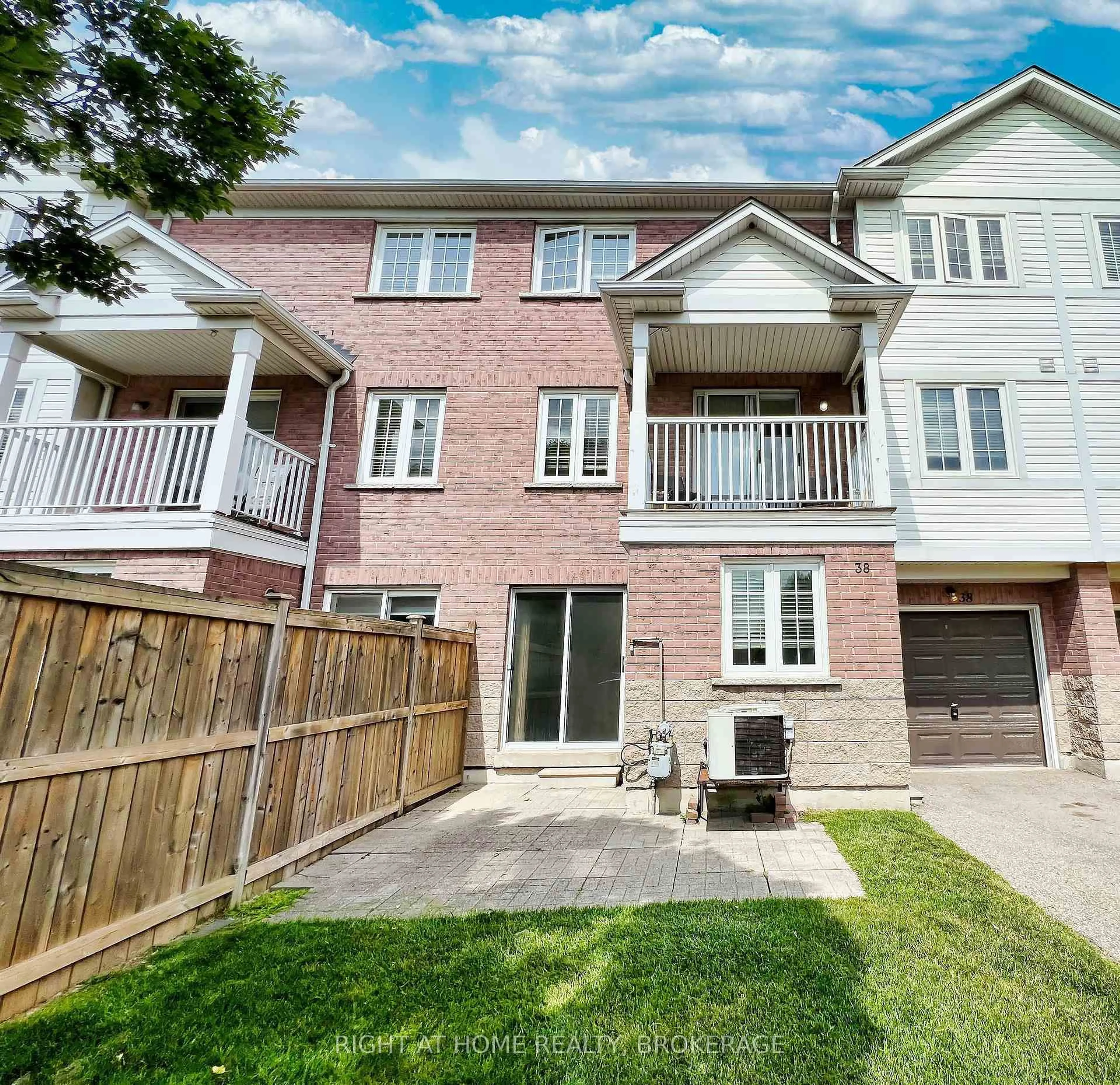 A pic from outside/outdoor area/front of a property/back of a property/a pic from drone, street for 6830 Meadowvale Town Centre Circ #38, Mississauga Ontario L5N 7T5