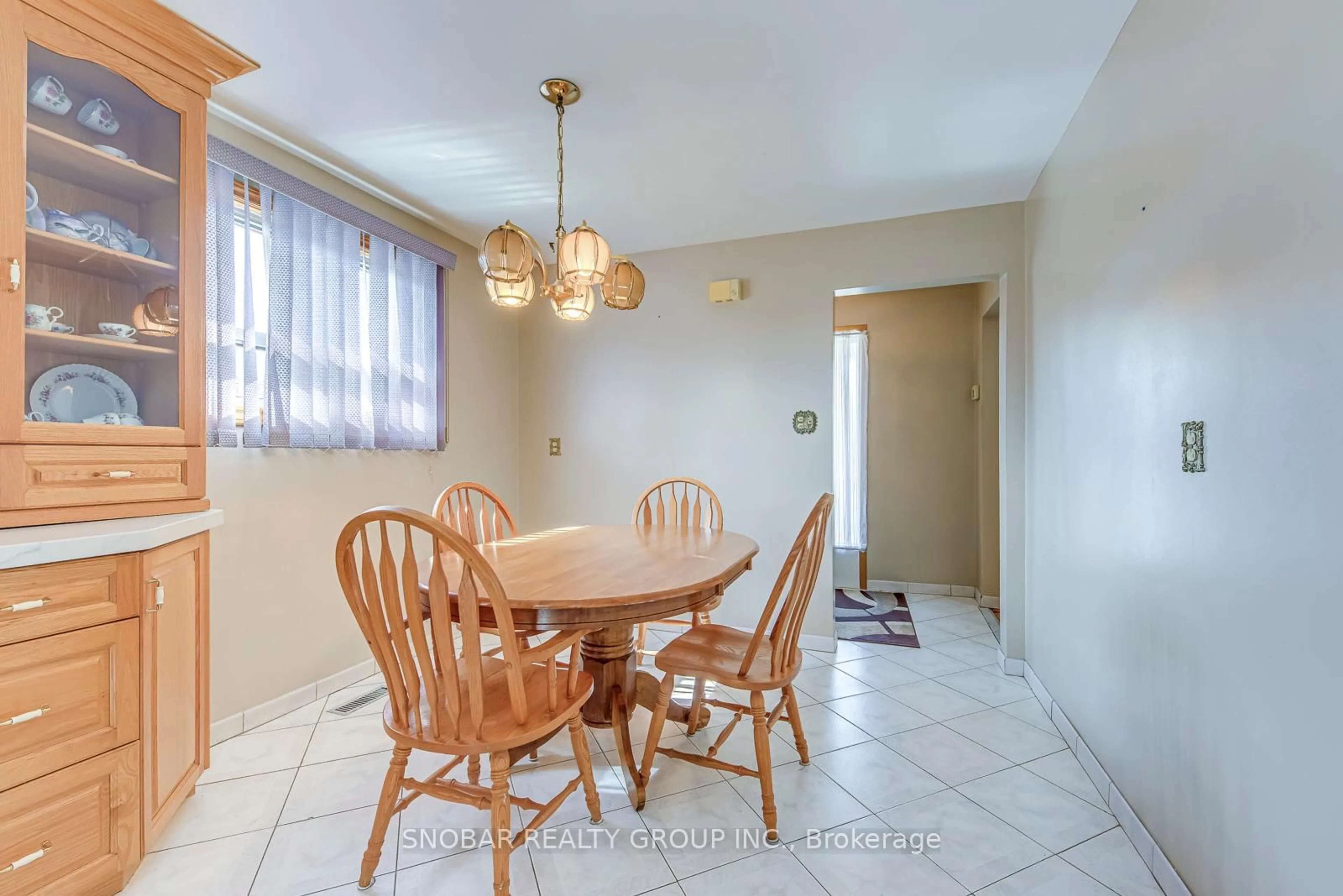 Dining room, ceramic/tile floor for 7539 Lockington Cres, Mississauga Ontario L4T 2V6