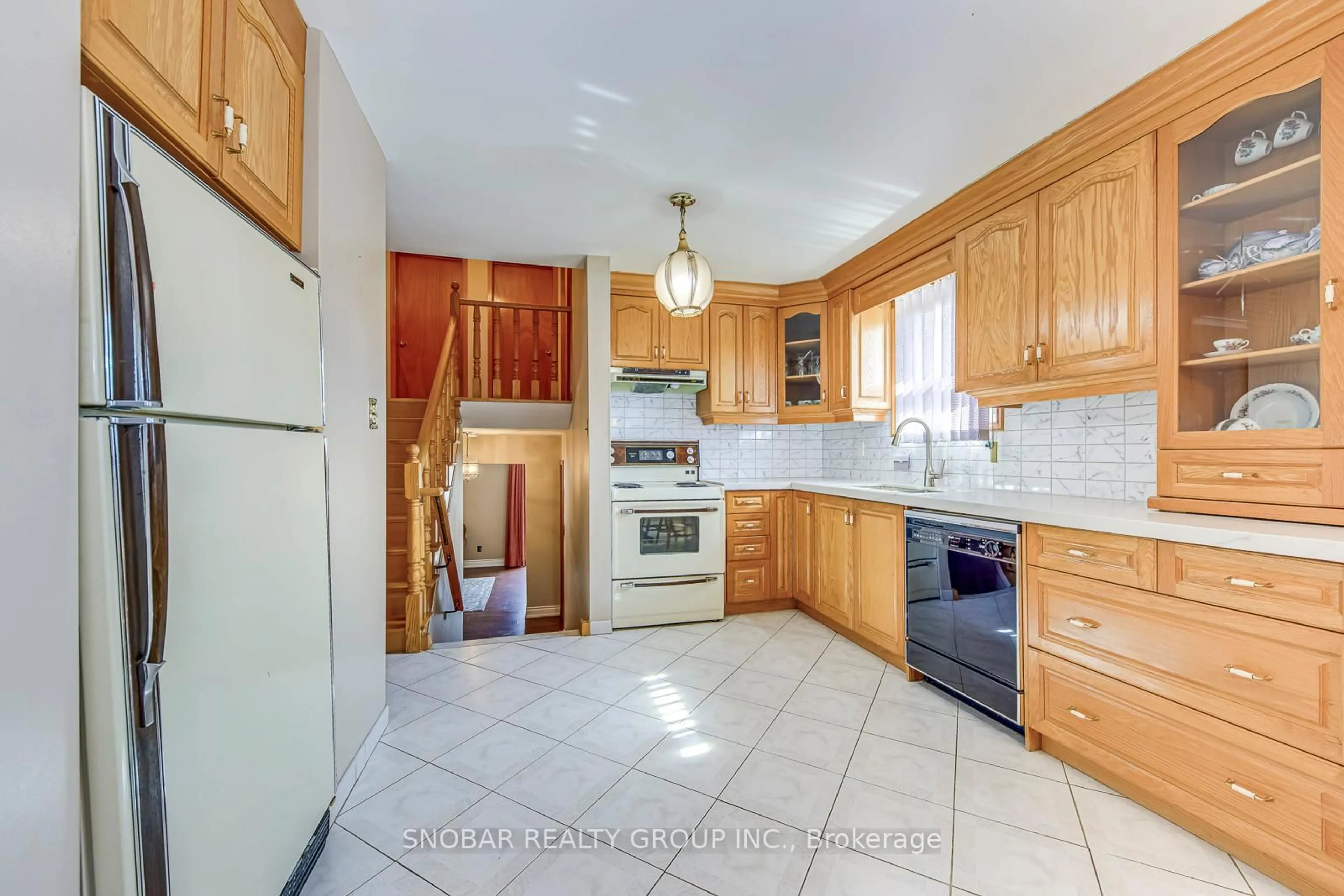 Standard kitchen, unknown for 7539 Lockington Cres, Mississauga Ontario L4T 2V6