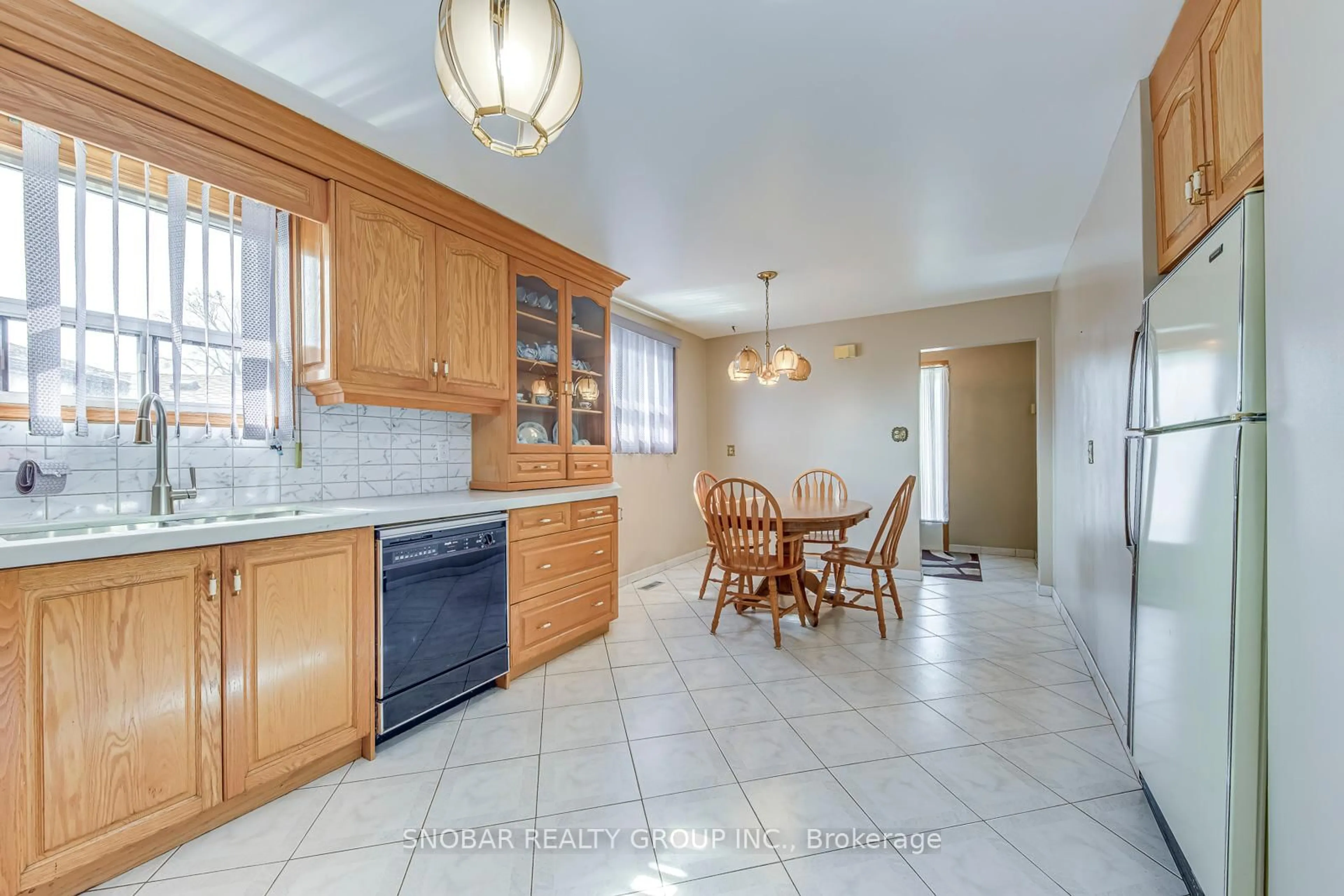 Open concept kitchen, ceramic/tile floor for 7539 Lockington Cres, Mississauga Ontario L4T 2V6