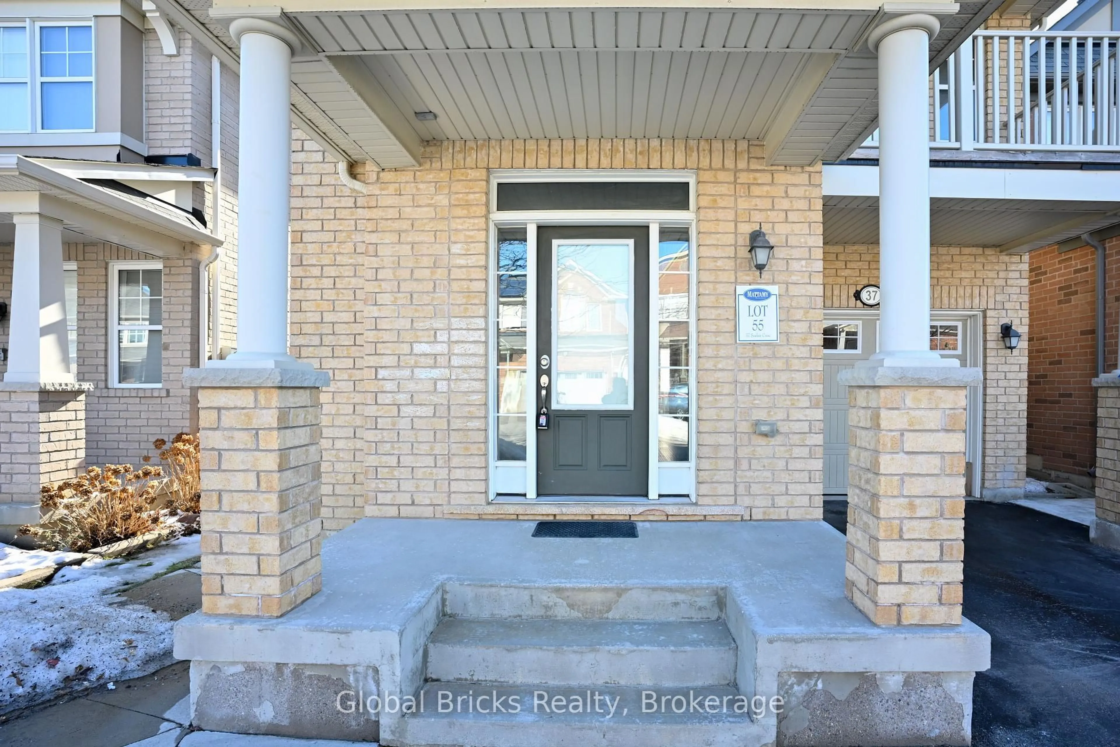 Indoor entryway for 37 Seafair Cres, Brampton Ontario L6Y 5W3