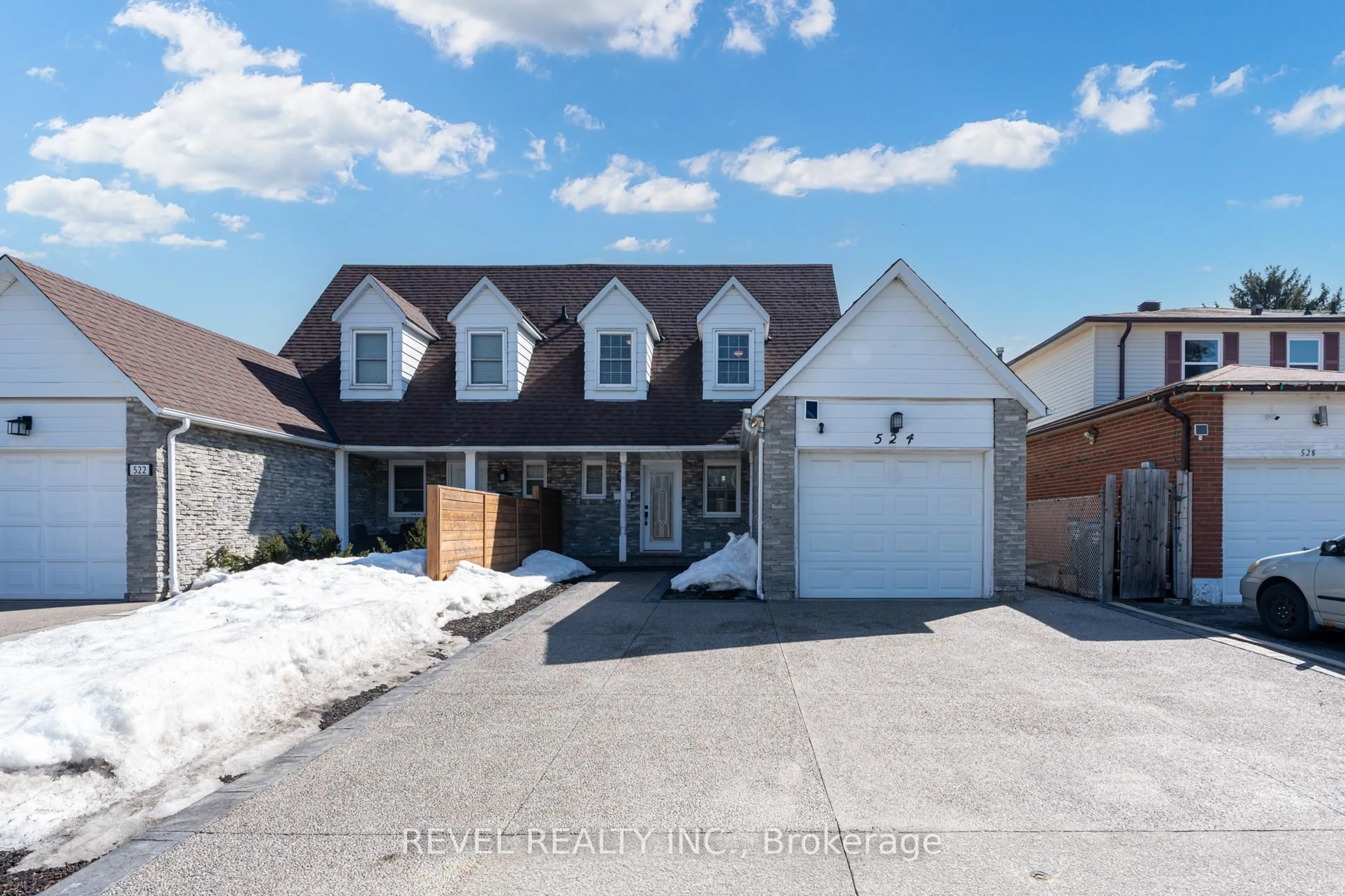 Home with brick exterior material, street for 524 Fergo Ave, Mississauga Ontario L5B 2J3