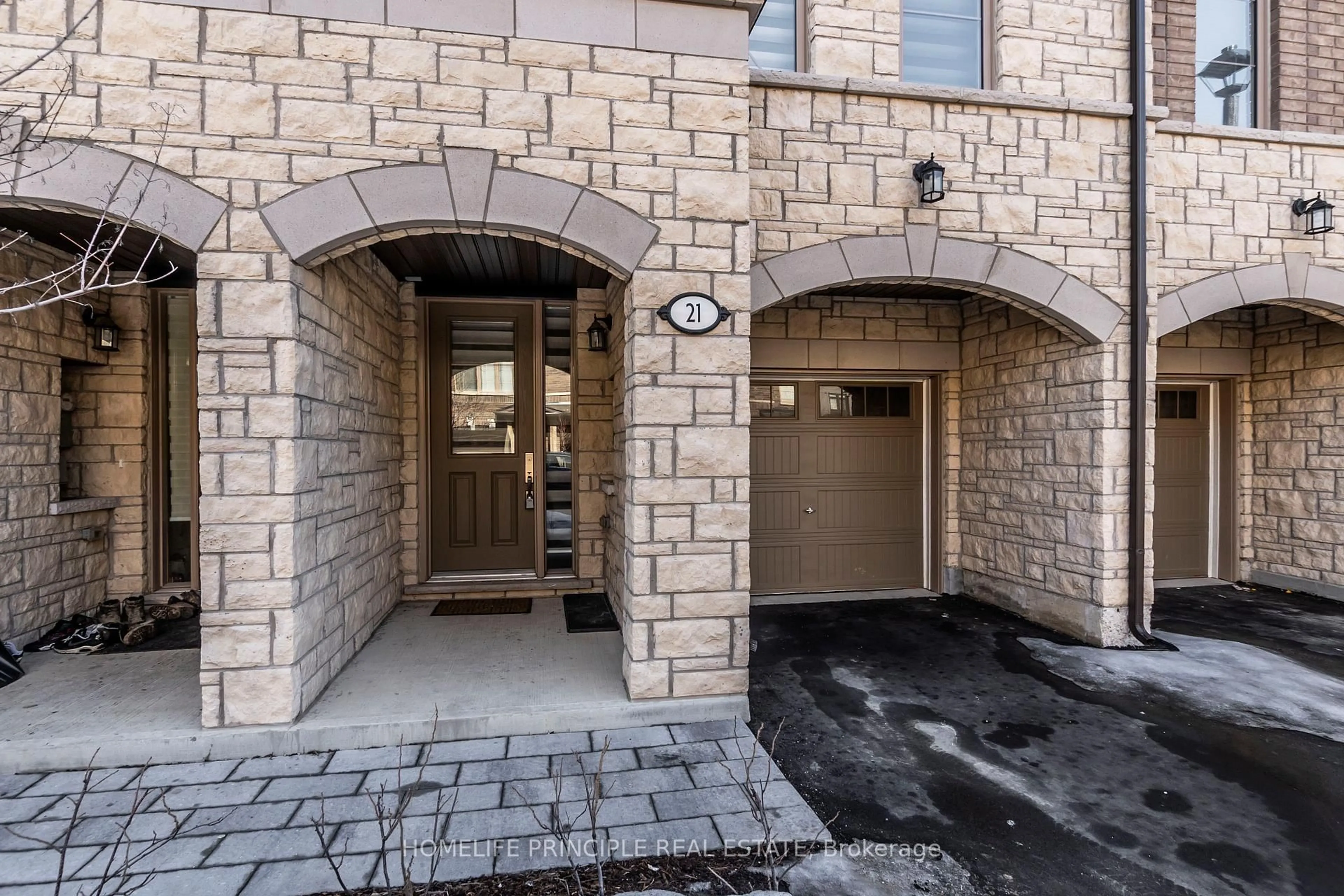 Indoor entryway for 21 Arcola St, Brampton Ontario L6P 4N7