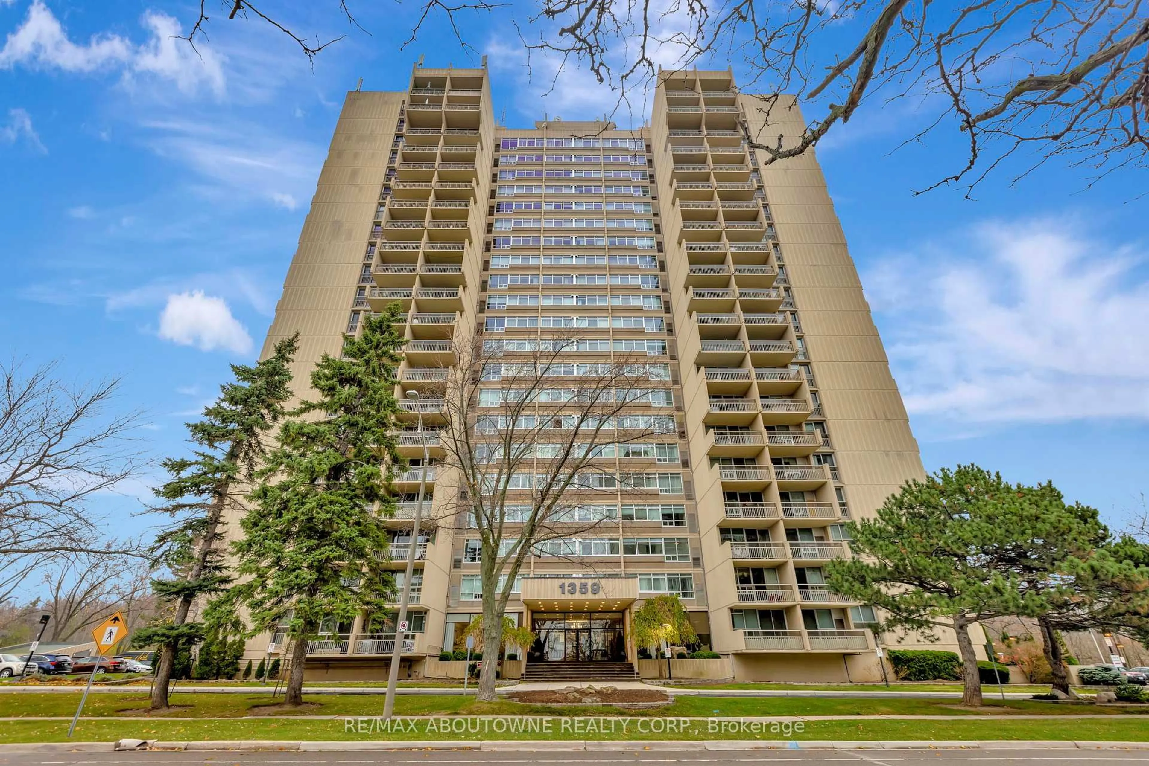 Indoor foyer for 1359 White Oaks Blvd #202, Oakville Ontario L6H 2R8