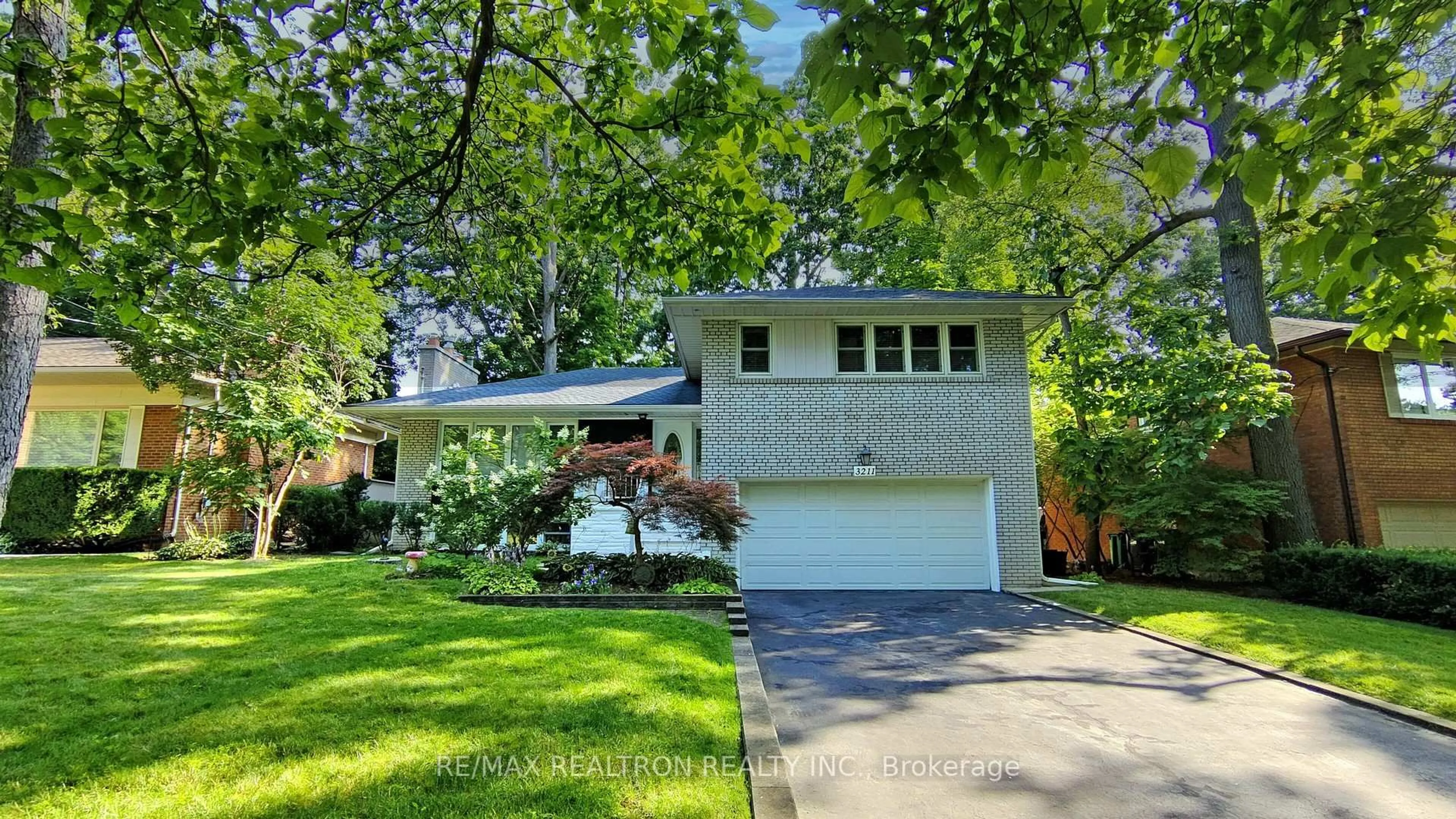 Home with vinyl exterior material, street for 3211 Credit Heights Dr, Mississauga Ontario L5C 2L6