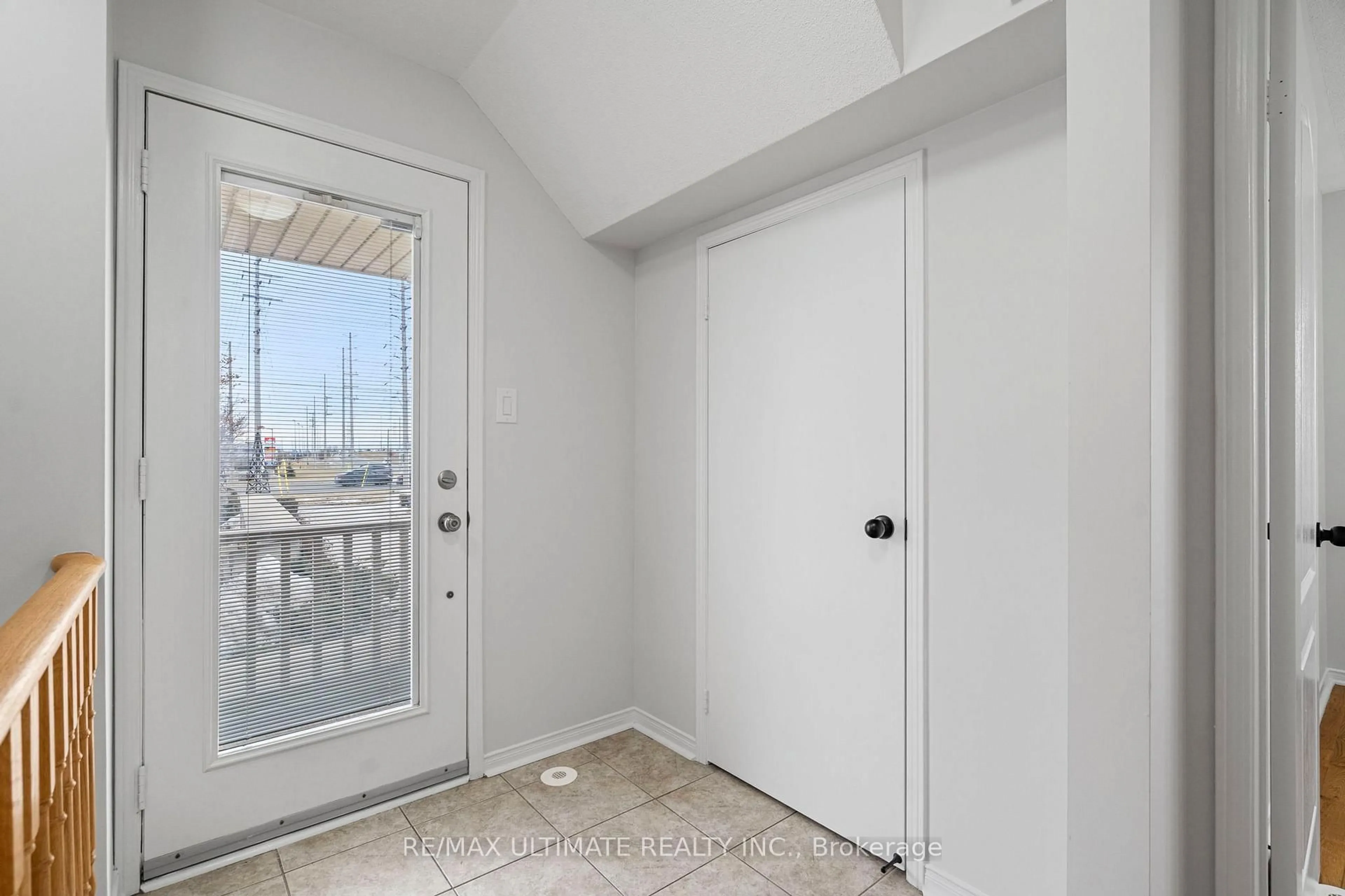 Indoor entryway for 5025 Ninth Line #2, Mississauga Ontario L5M 0E9