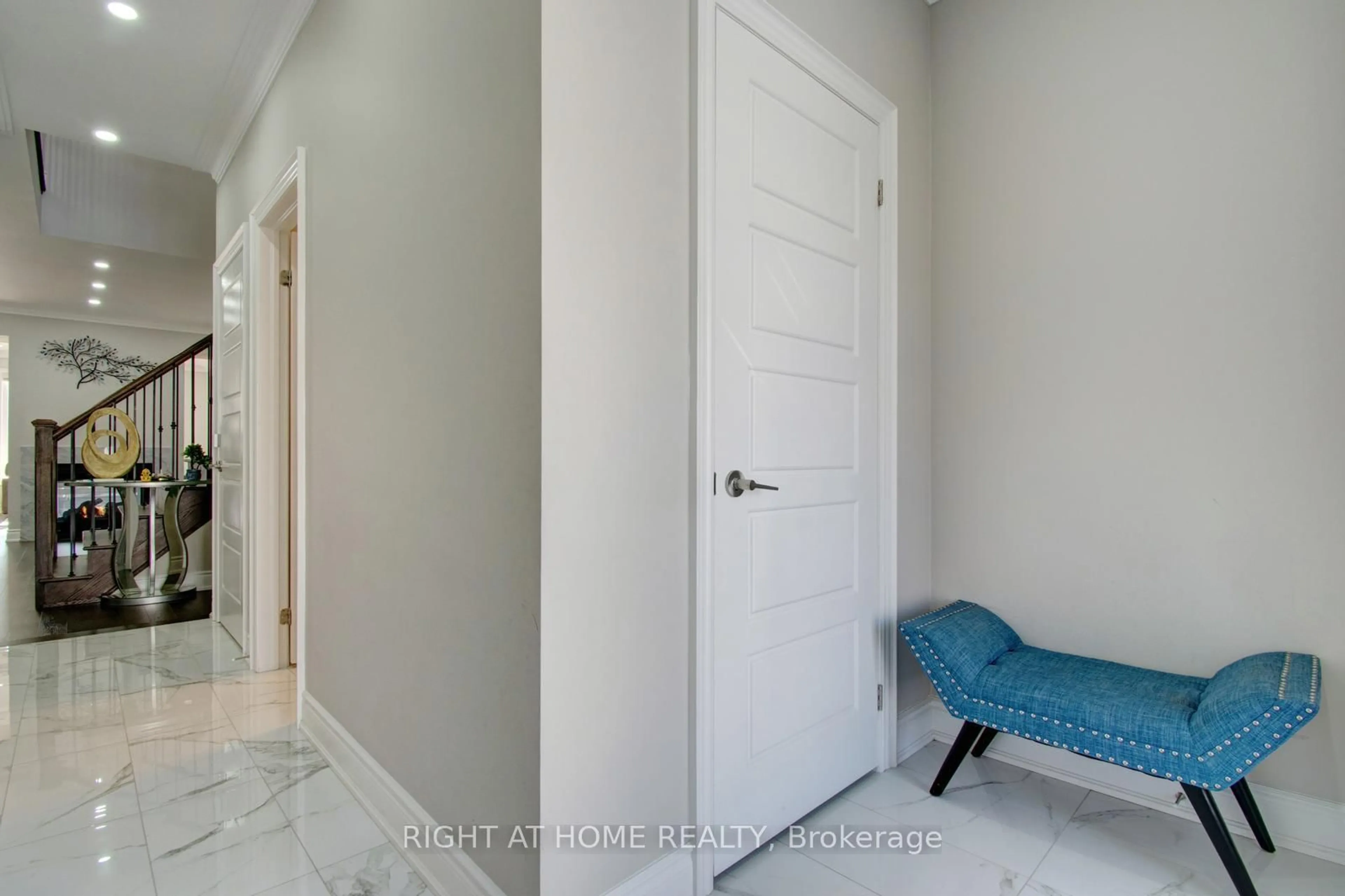 Indoor entryway for 18 Twilley Rd, Brampton Ontario L6Y 6J7