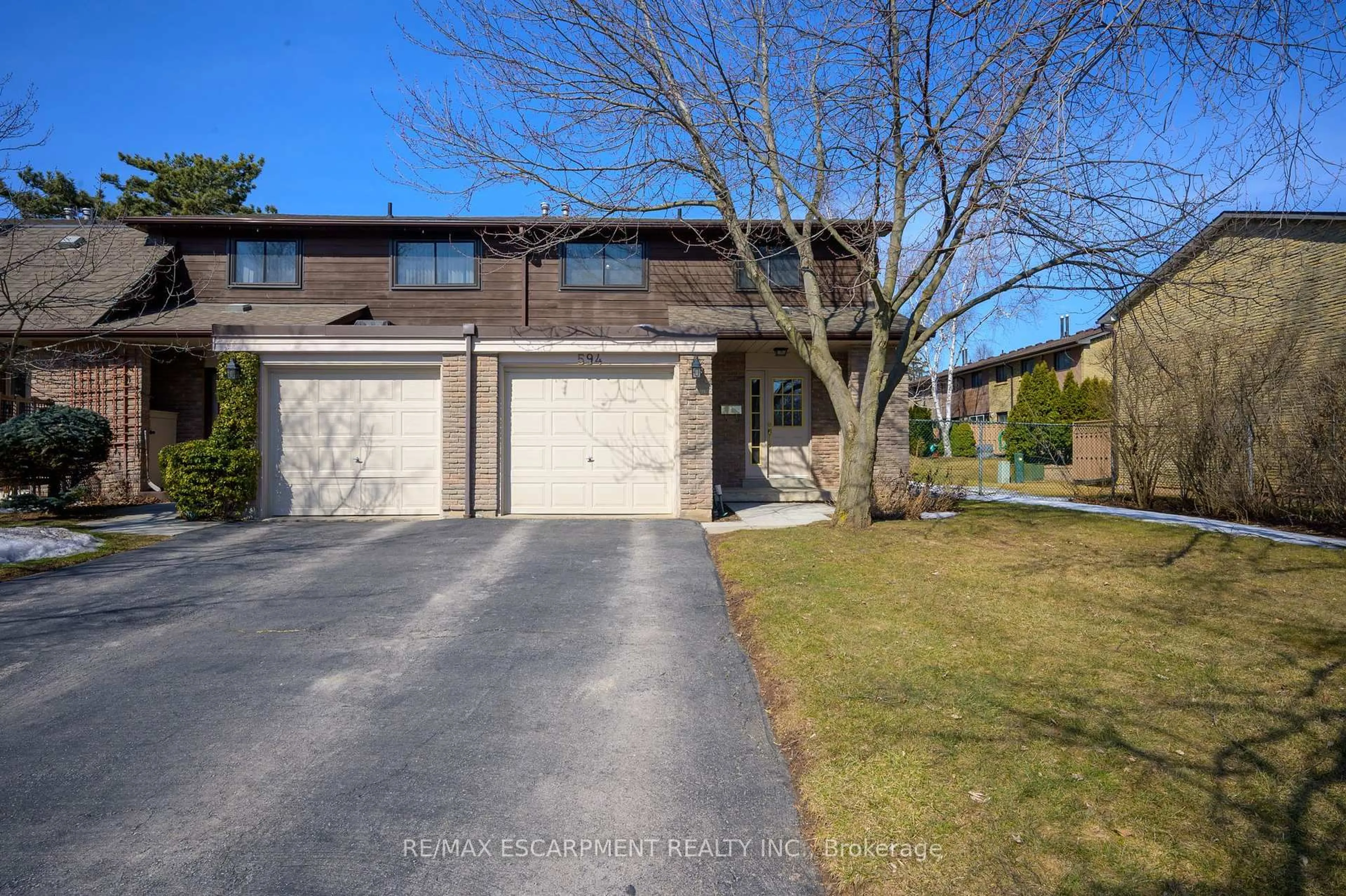 A pic from outside/outdoor area/front of a property/back of a property/a pic from drone, street for 594 Forestwood Cres, Burlington Ontario L7L 4K3