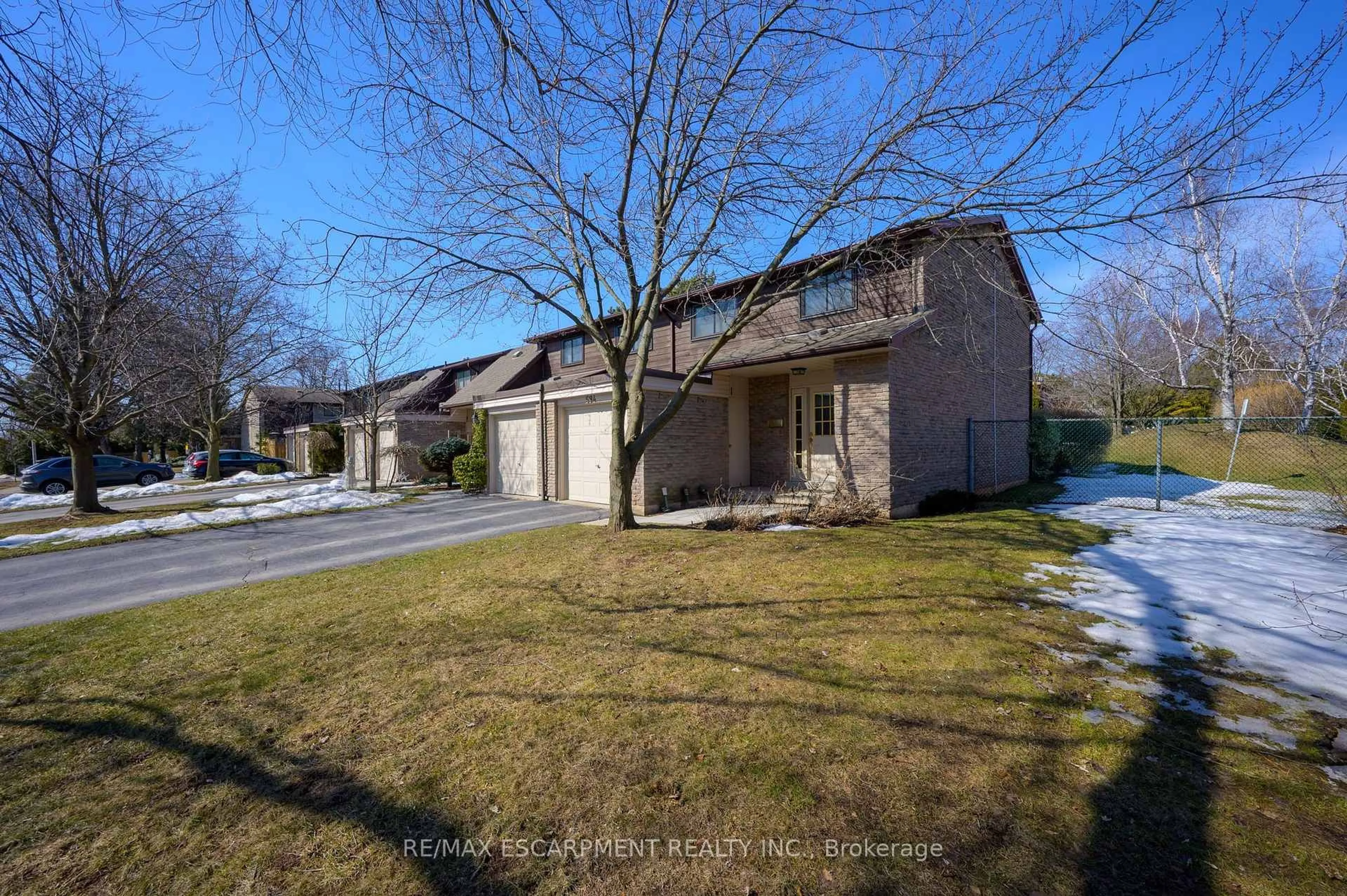 A pic from outside/outdoor area/front of a property/back of a property/a pic from drone, street for 594 Forestwood Cres, Burlington Ontario L7L 4K3