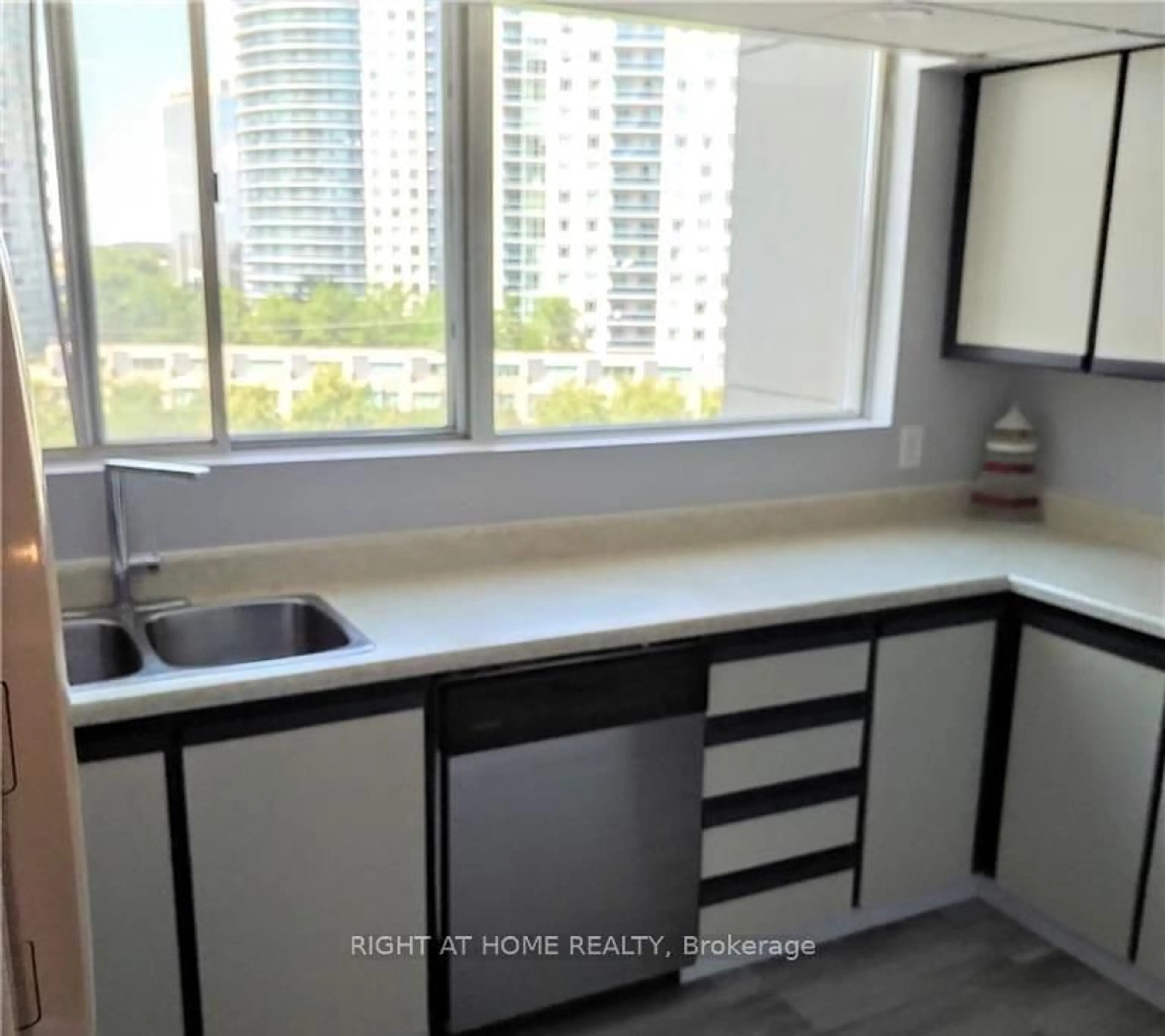 Standard kitchen, unknown for 3700 KANEFF Cres #809, Mississauga Ontario L5A 4B8