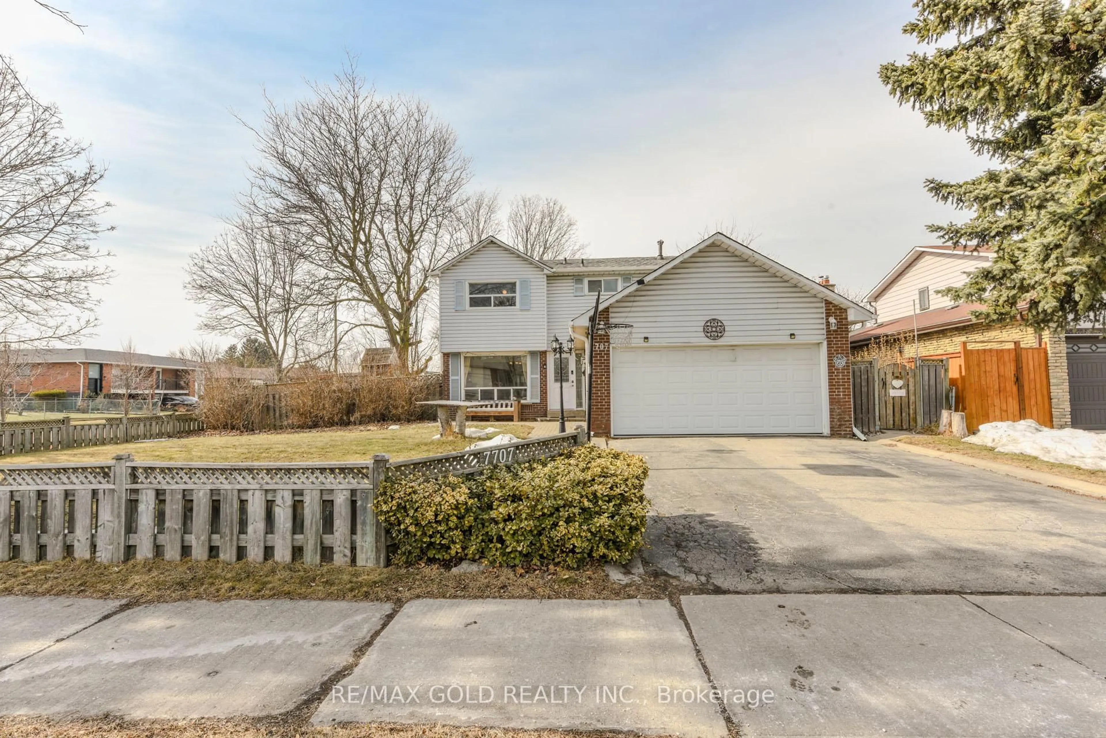 A pic from outside/outdoor area/front of a property/back of a property/a pic from drone, street for 7707 Netherwood Rd, Mississauga Ontario L4T 3H2