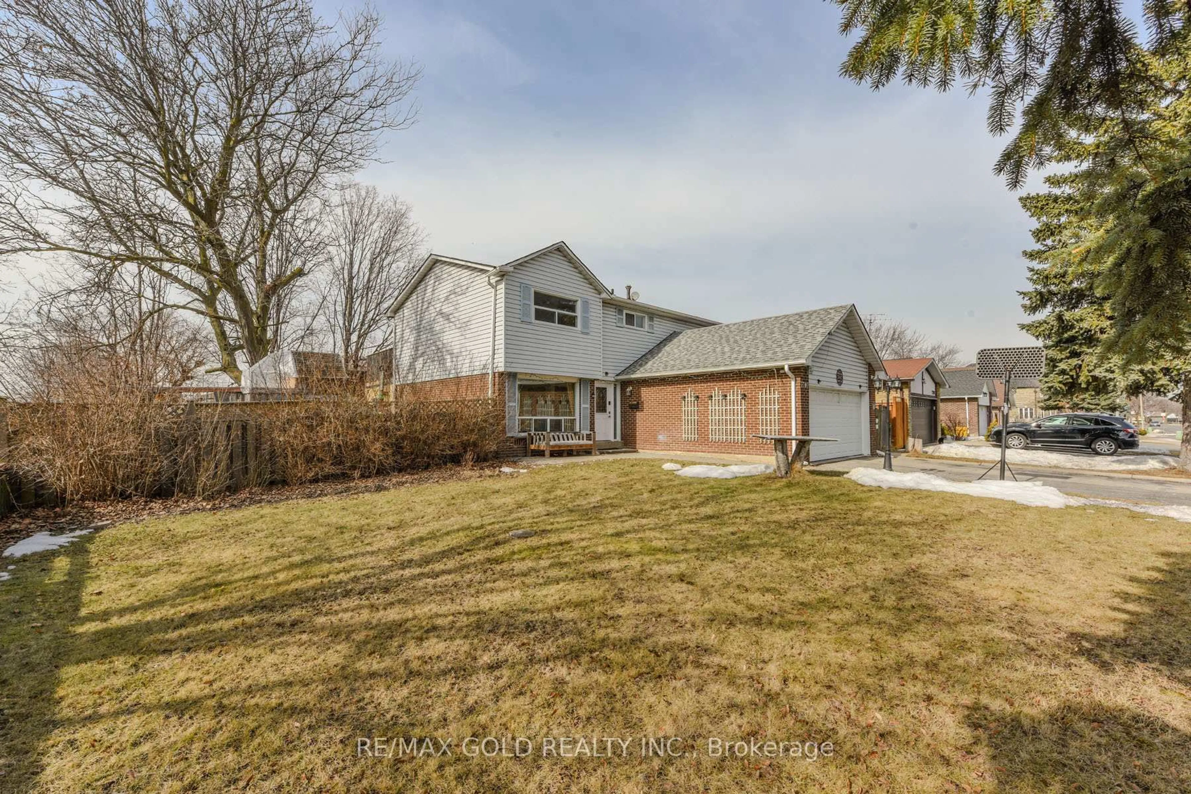 A pic from outside/outdoor area/front of a property/back of a property/a pic from drone, street for 7707 Netherwood Rd, Mississauga Ontario L4T 3H2