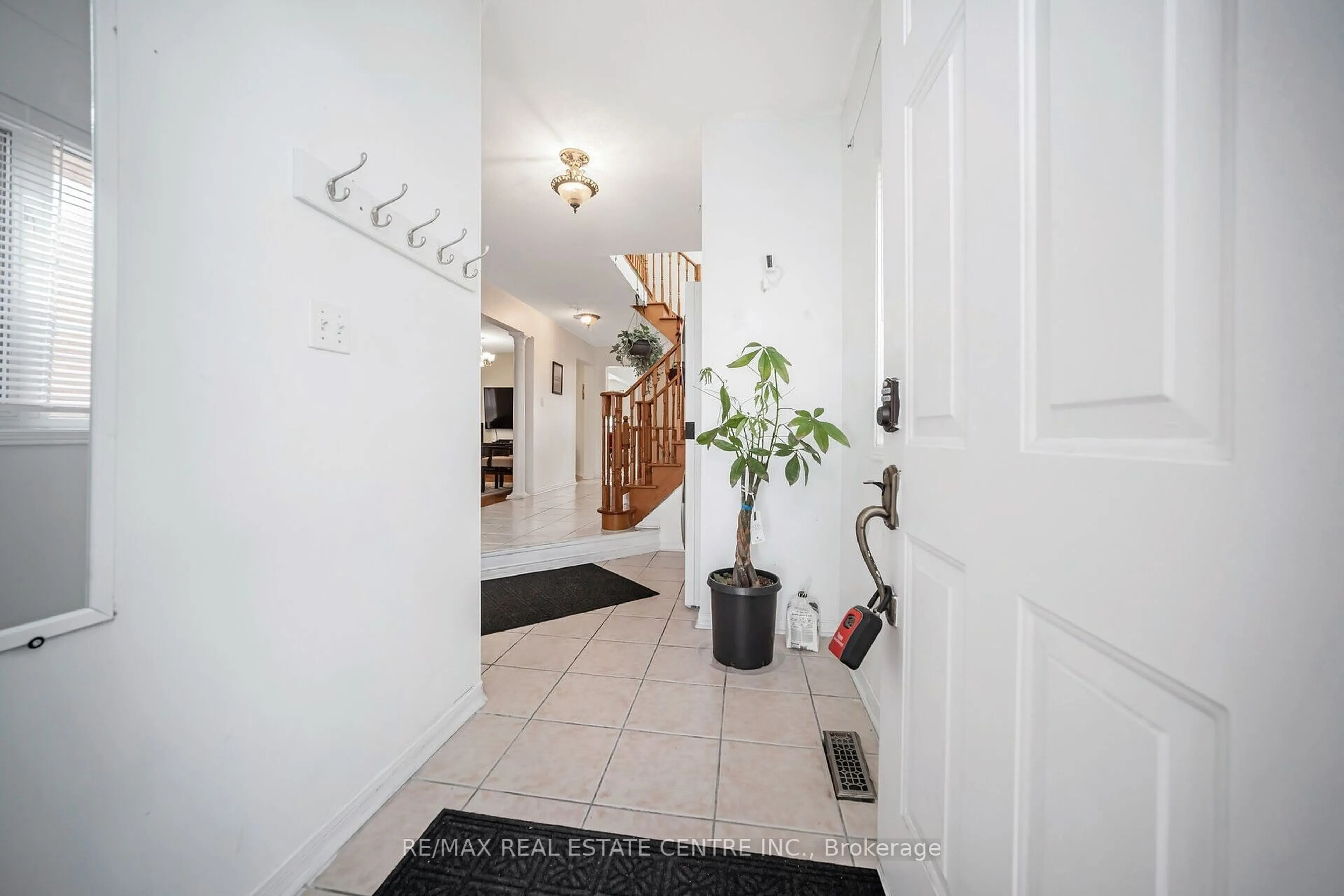 Indoor entryway for 19 Blue Lake Ave, Brampton Ontario L6X 4W4