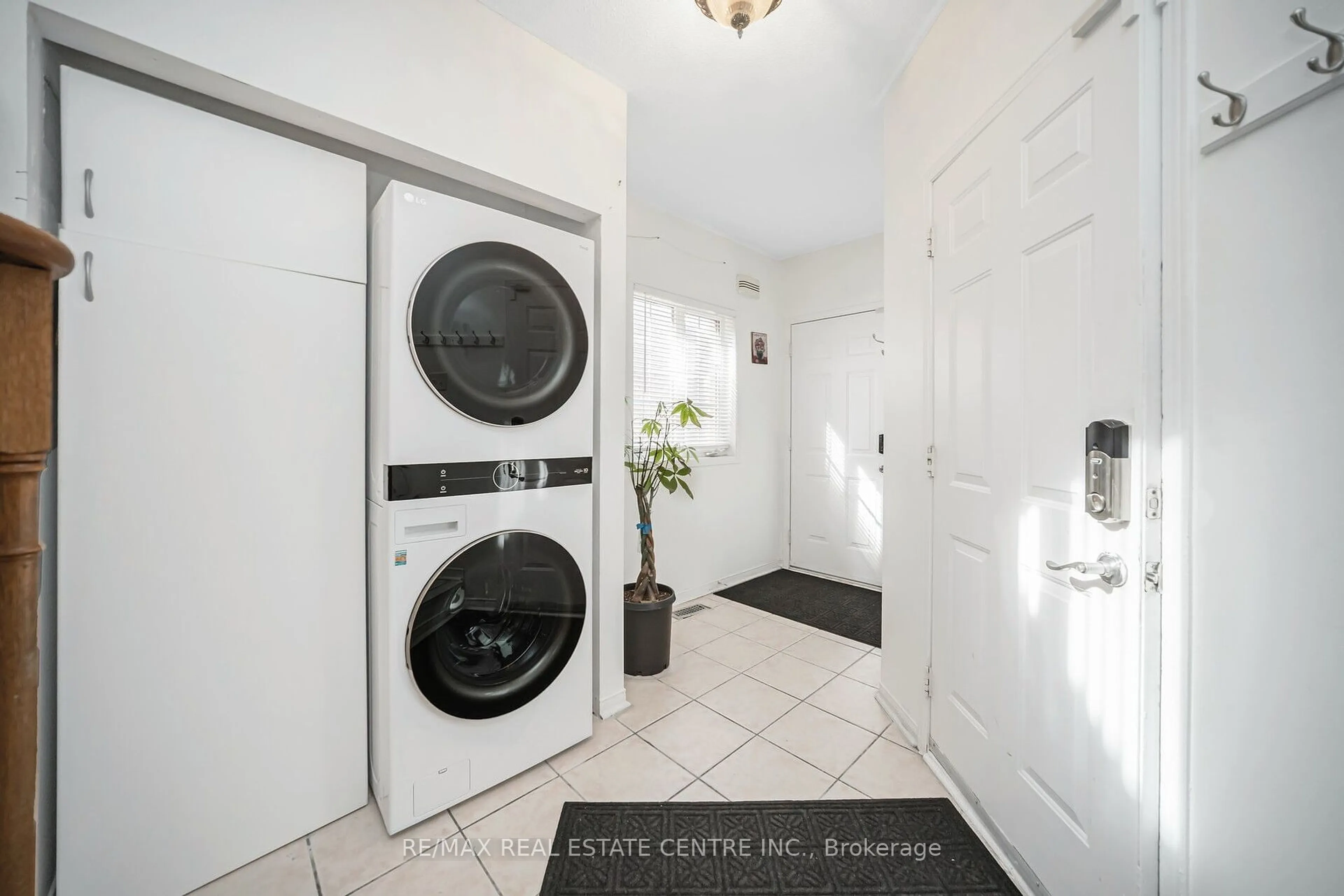 Laundry room for 19 Blue Lake Ave, Brampton Ontario L6X 4W4