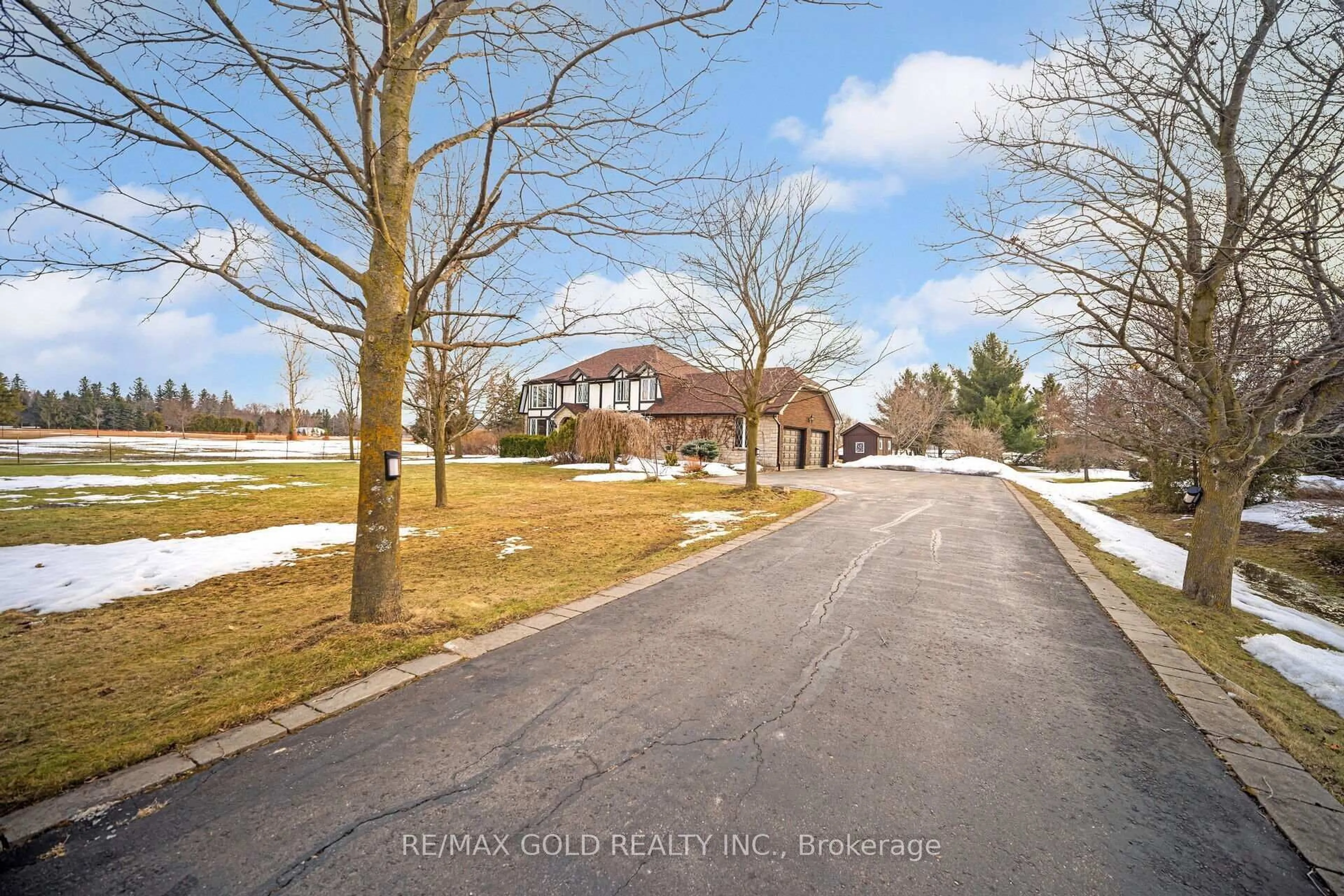 A pic from outside/outdoor area/front of a property/back of a property/a pic from drone, street for 13414 Creditview Rd, Caledon Ontario L7C 1Y2