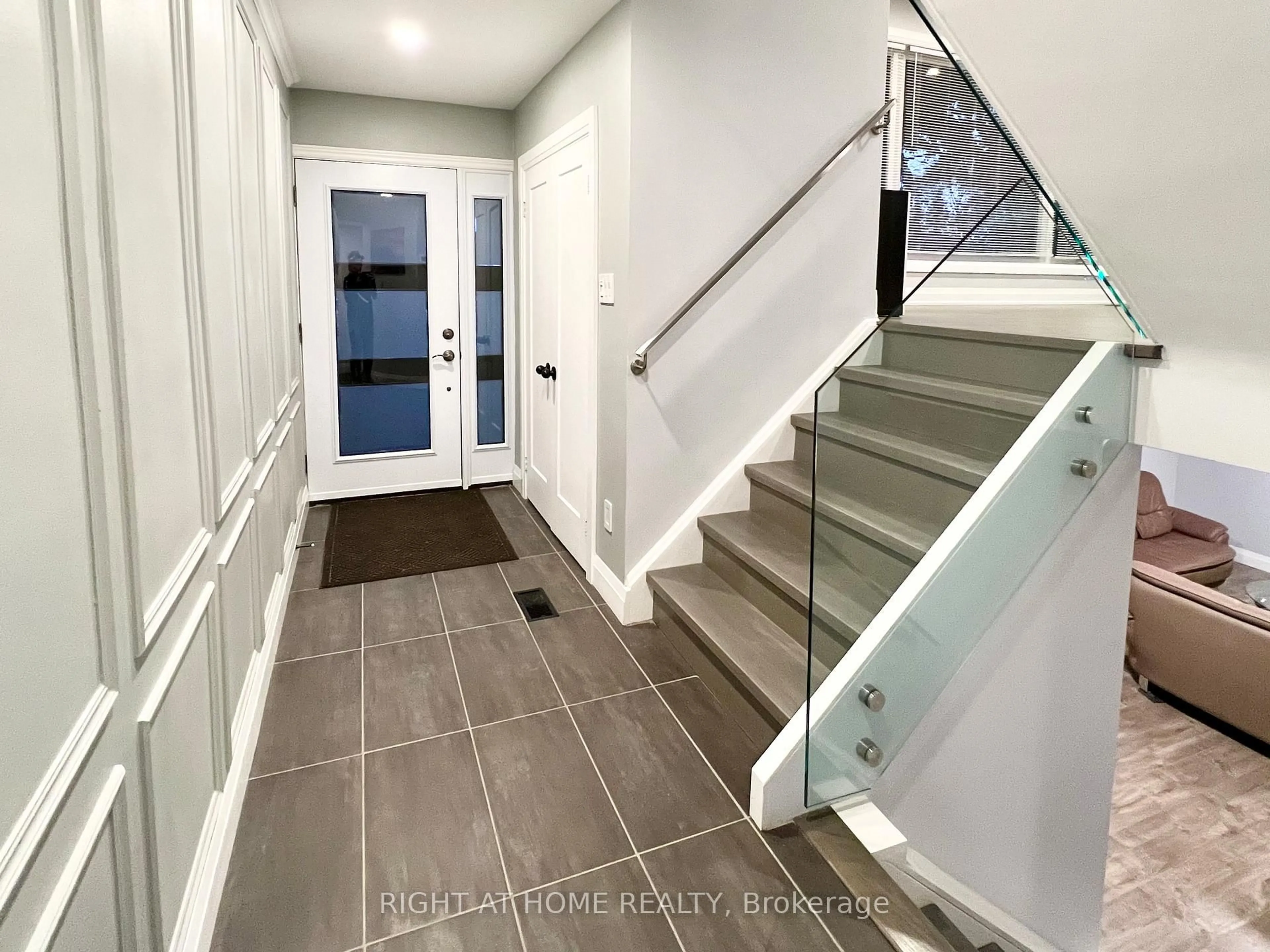 Indoor entryway for 3335 Enniskillen Circ, Mississauga Ontario L5C 2M9