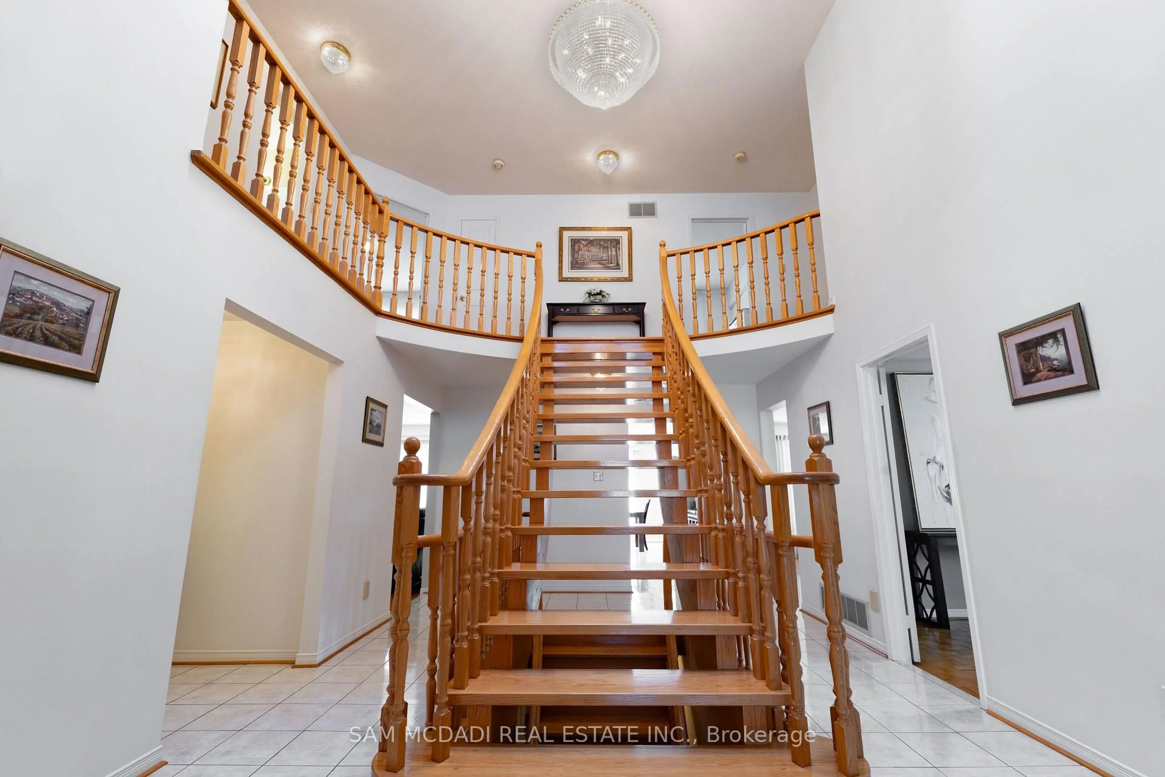 Indoor foyer for 703 Welcome Crt, Mississauga Ontario L5B 3P8