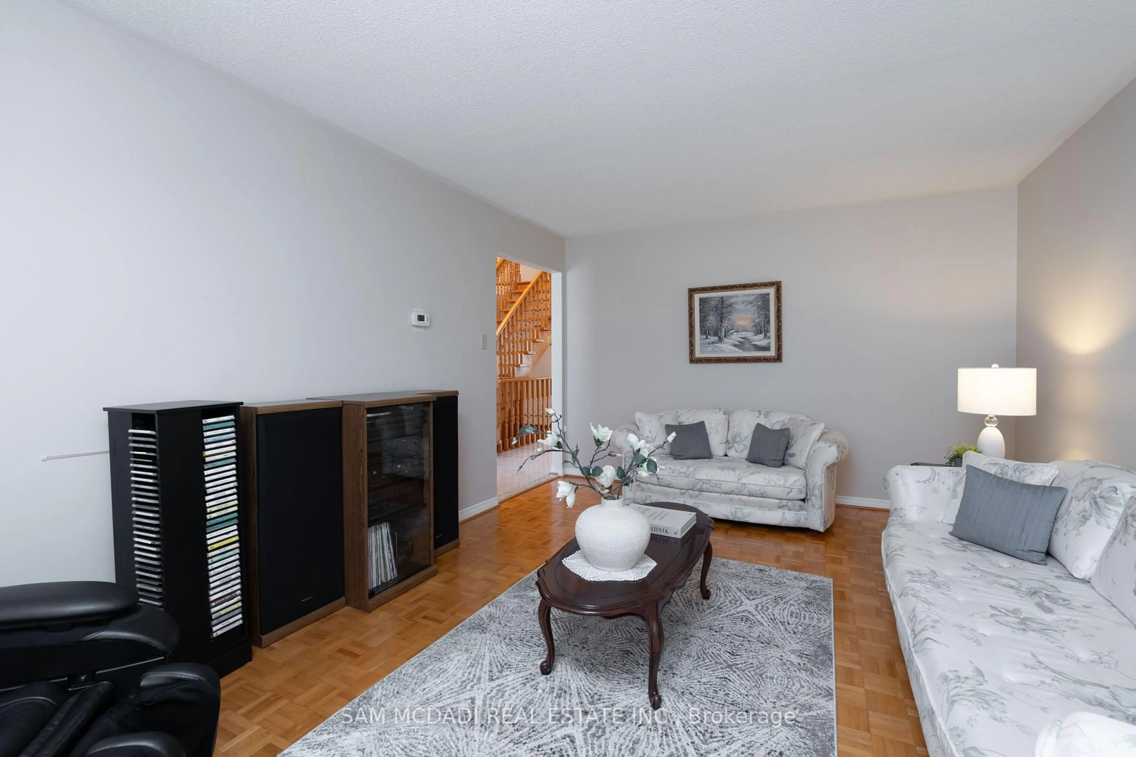 Living room with furniture, unknown for 703 Welcome Crt, Mississauga Ontario L5B 3P8